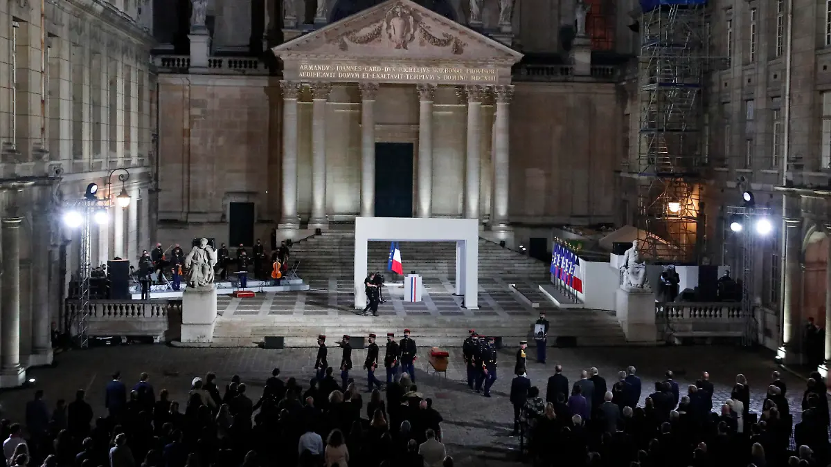 21.10.2020, Frankreich, Paris: Der Sarg des ermordeten Lehrers Samuel Paty wird während einer nationalen Gedenkveranstaltung in den Hof der Universität Sorbonne aufgebahrt. Der französische Geschichtslehrer Samuel Paty wurde in Conflans-Sainte-Honorine, nordwestlich von Paris, von einem 18-jährigen in Moskau geborenen tschetschenischen Flüchtling enthauptet, der später von der Polizei erschossen wurde. Foto: Francois Mori/AP/Pool/dpa +++ dpa-Bildfunk +++