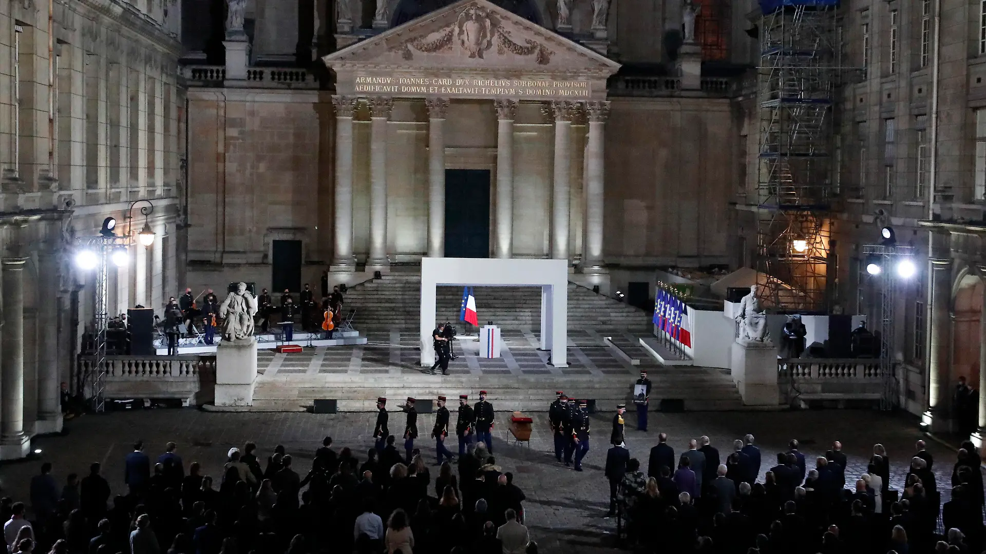 21.10.2020, Frankreich, Paris: Der Sarg des ermordeten Lehrers Samuel Paty wird während einer nationalen Gedenkveranstaltung in den Hof der Universität Sorbonne aufgebahrt. Der französische Geschichtslehrer Samuel Paty wurde in Conflans-Sainte-Honorine, nordwestlich von Paris, von einem 18-jährigen in Moskau geborenen tschetschenischen Flüchtling enthauptet, der später von der Polizei erschossen wurde. Foto: Francois Mori/AP/Pool/dpa +++ dpa-Bildfunk +++