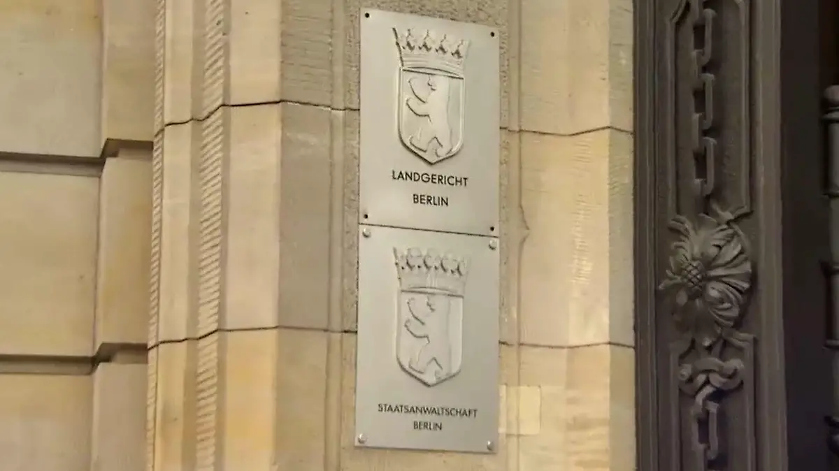 Der Verdächtige muss sich vor dem Landgericht in Berlin verantworten.