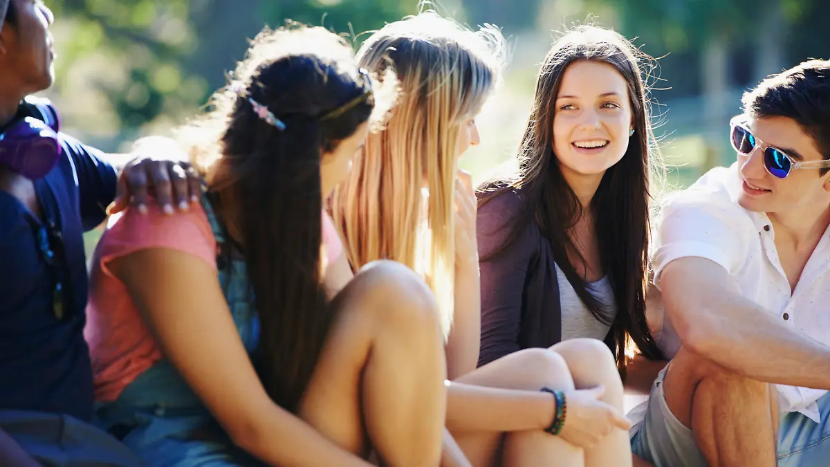 A group of friends chilling together outdoorshttp://195.154.178.81/DATA/i_collage/pu/shoots/805150.jpg