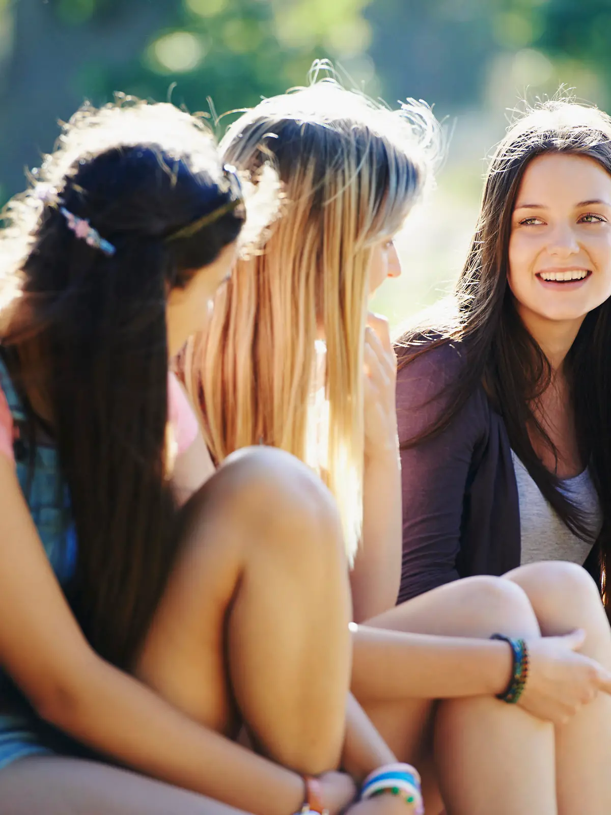A group of friends chilling together outdoorshttp://195.154.178.81/DATA/i_collage/pu/shoots/805150.jpg