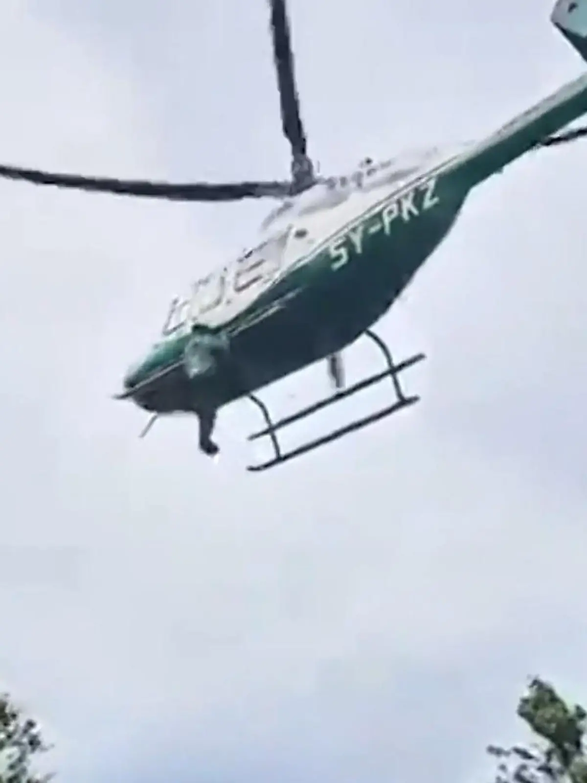 Bild zu: "Mann klammert sich an Heli! Pilot fliegt einfach weiter"