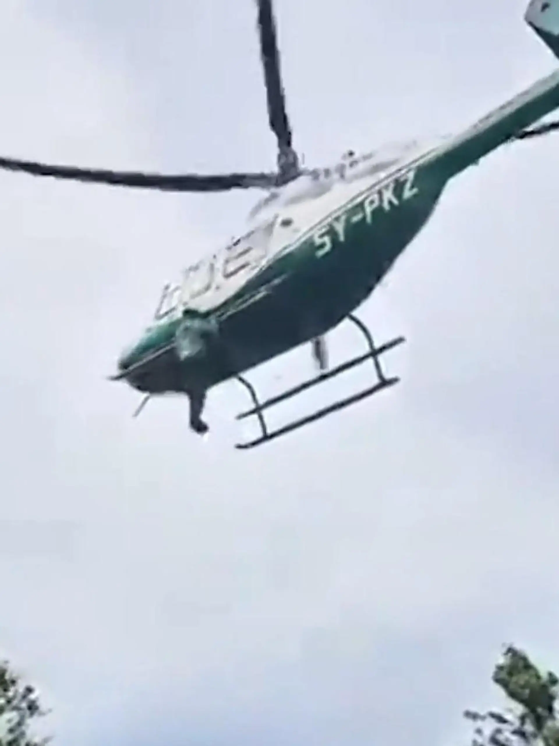 Bild zu: "Mann klammert sich an Heli! Pilot fliegt einfach weiter"