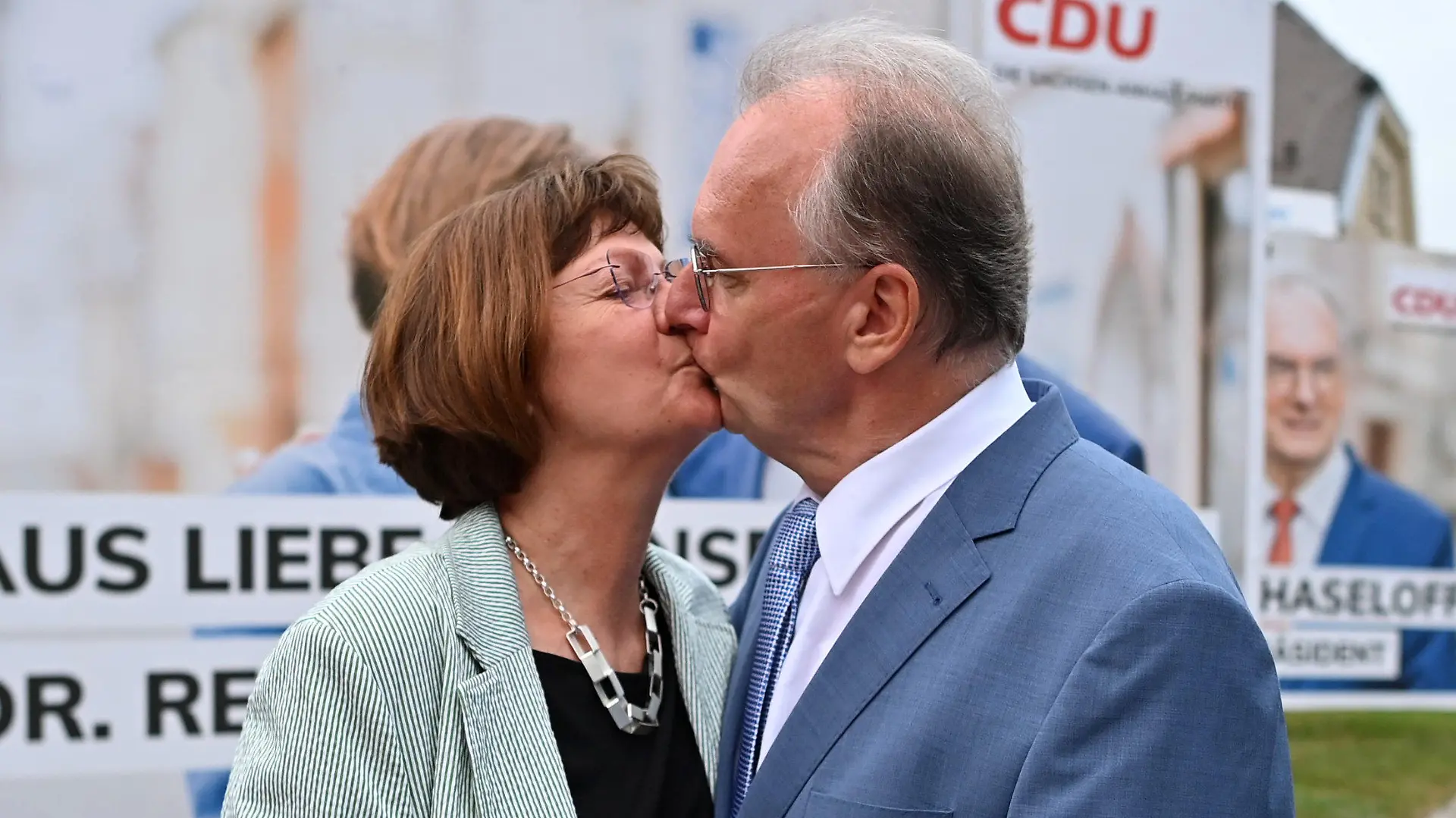 06.06.2021, Sachsen-Anhalt, Magdeburg: Reiner Haseloff, CDU, Ministerpräsident von Sachsen-Anhalt küsst seine Ehefrau Gabriele auf dem Weg zur CDU Wahlparty. Die Wahl zum neuen Landtag in Sachsen-Anhalt war die letzte Landtagswahl vor der Bundestagswahl im September 2021. Foto: Bernd Von Jutrczenka/dpa +++ dpa-Bildfunk +++