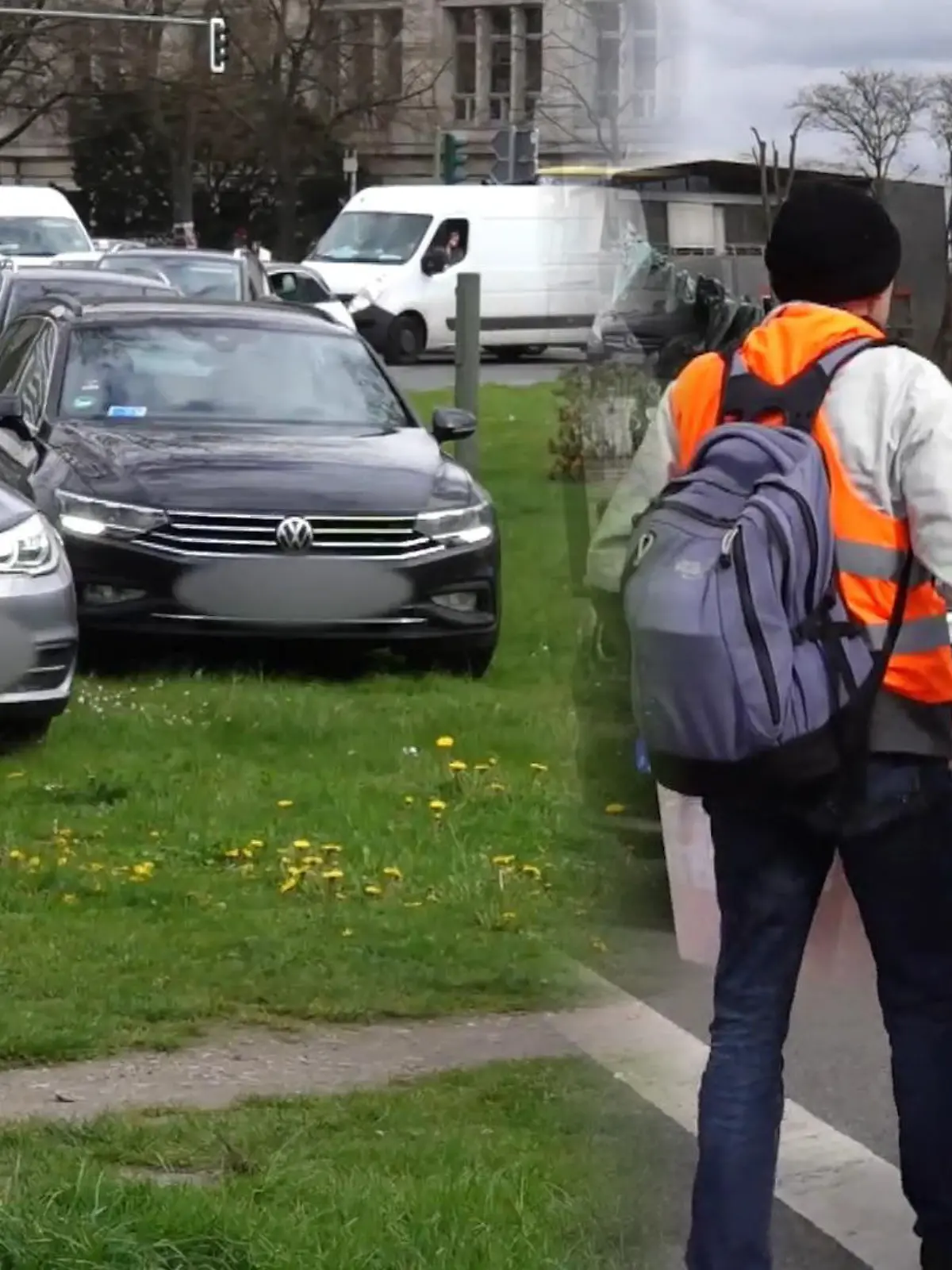 Hier drehen aufgehaltene Autofahrer den Spieß einfach um!
Am Dienstag blockieren die Klima-Kleber der „Letzten Generation“ mal wieder Berlins Straßen. Was anfänglich nach einer gewöhnlichen Aktion der Umweltschützer aussieht, gerät aus Sicht der Protestler zum Fiasko. Denn die Autofahrer tricksen sie einfach aus.