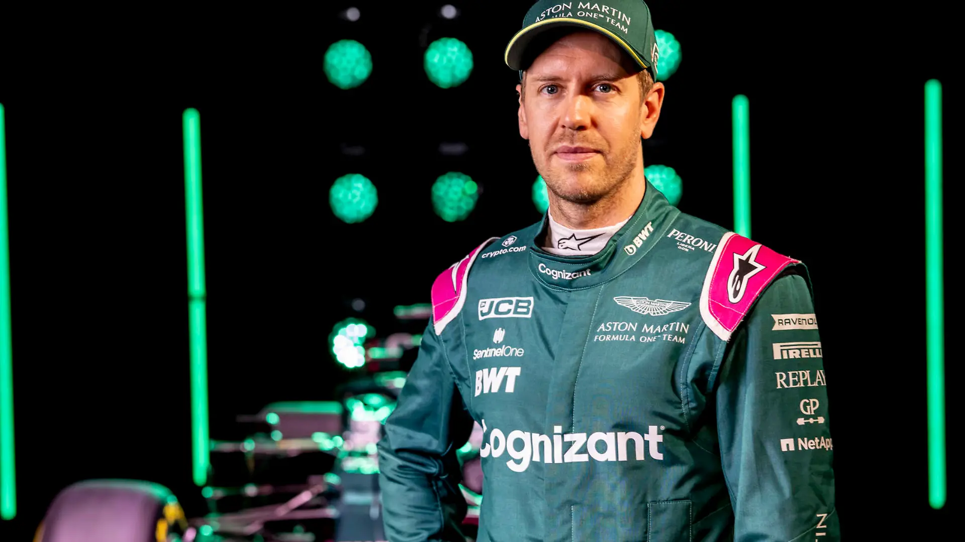 HANDOUT - 03.03.2021, Großbritannien, Gaydon: Motorsport: Formel-1. Die von Aston Martin zur Verfügung gestellte Aufnahme zeigt Sebastian Vettel bei der Präsentation des neuen Formel-1-Wagens AMR21 des Herstellers Aston Martin. Foto: Glenn Dunbar/Aston Martin/dpa - ACHTUNG: Nur zur redaktionellen Verwendung im Zusammenhang mit der aktuellen Berichterstattung und nur mit vollständiger Nennung des vorstehenden Credits +++ dpa-Bildfunk +++