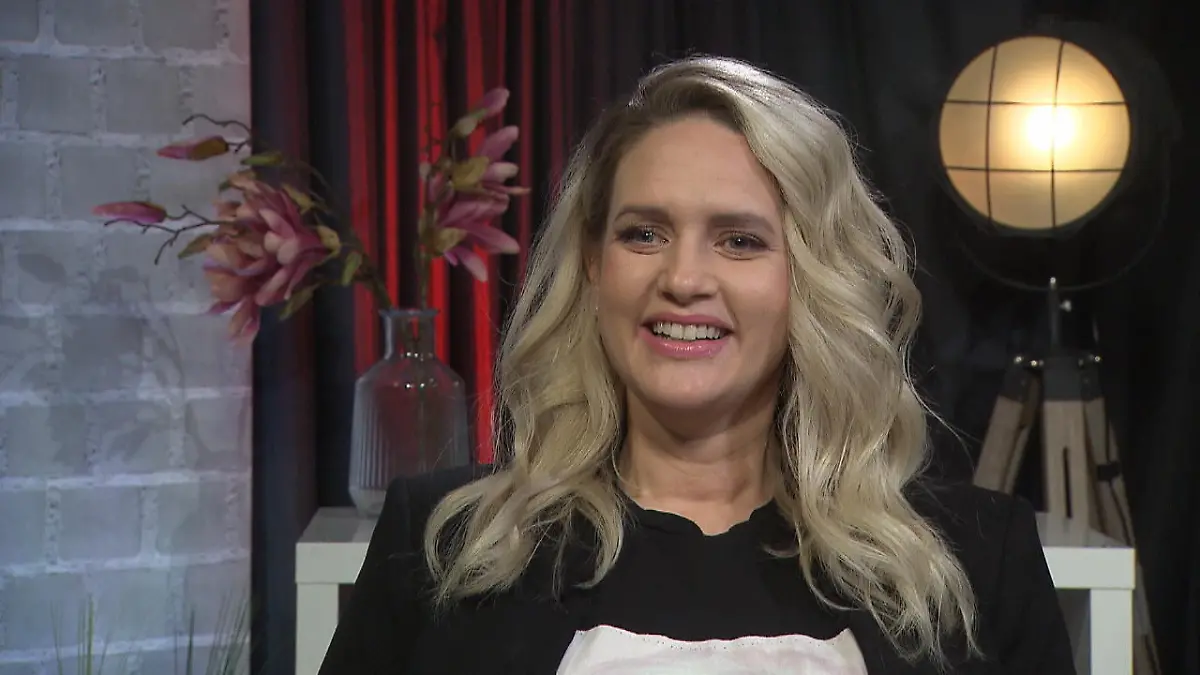 So hat Sarah Knappik ihre Schwangerschaft bemerkt Heißhunger im Restaurant