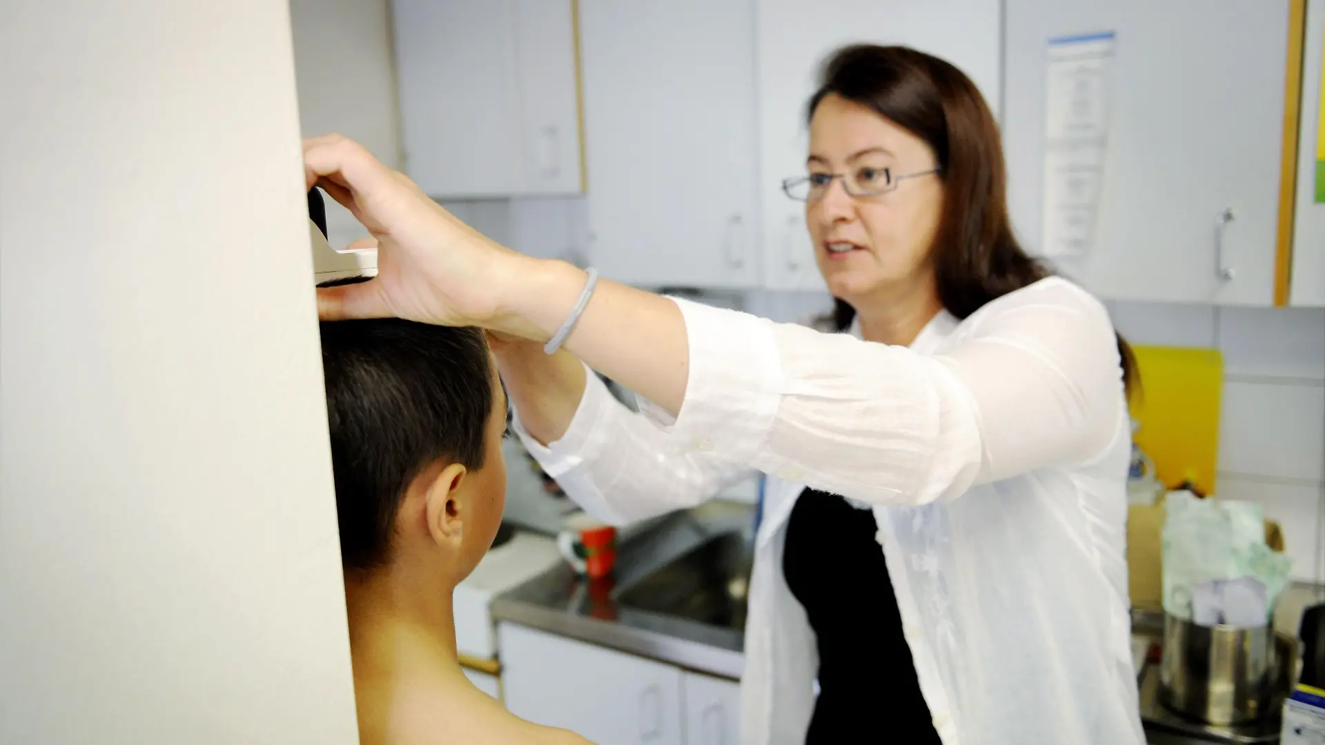 School health care nurse examining a pupil in Jakomäki preliminary school in Helsinki, Finland, 23.08.2008. Foto: LEHTIKUVA / Antti Aimo-Koivisto +++(c) dpa - Report+++