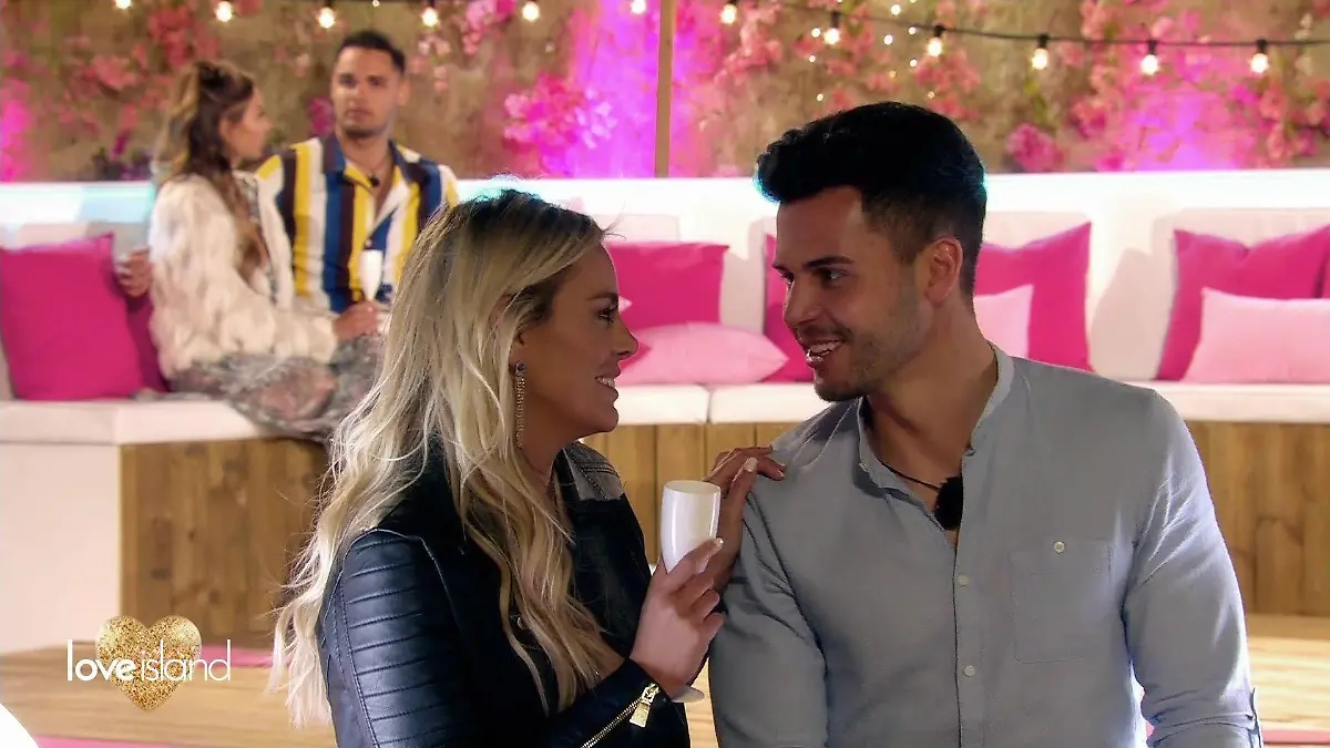 In der ersten Folge der 5. „Love Island“-Staffel werden direkt Bekanntschaften gemacht. Doch nicht nur bei den Singles steigt der Redebedarf.