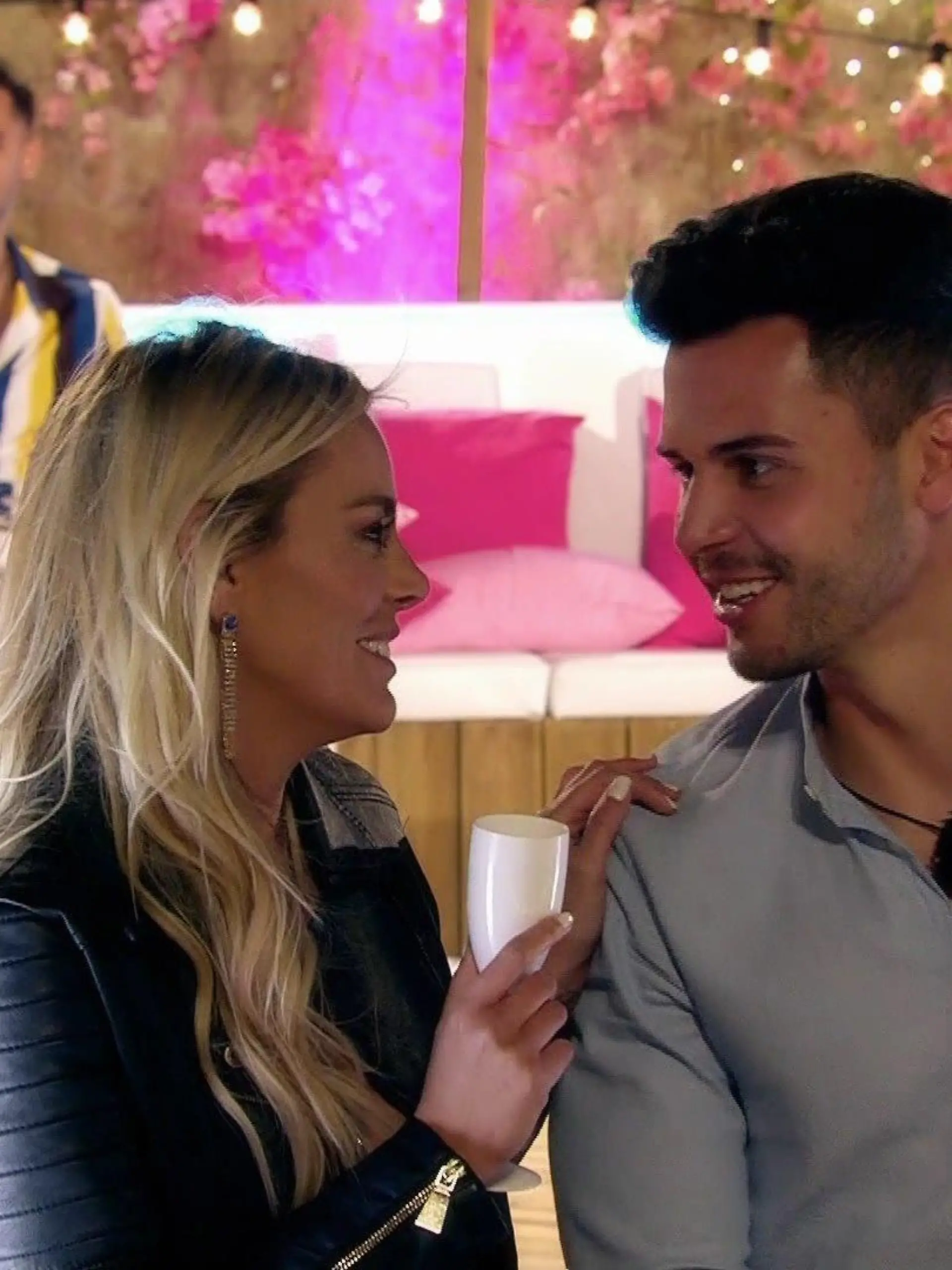 In der ersten Folge der 5. „Love Island“-Staffel werden direkt Bekanntschaften gemacht. Doch nicht nur bei den Singles steigt der Redebedarf.