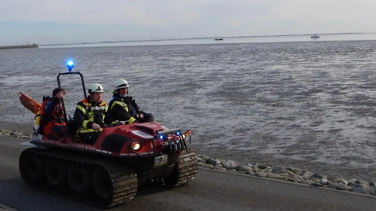 Mit dem Amphibienfahrzeug ARGO gelang es der Feuerwehr Büsum zu der Person im Watt vorzudringen.