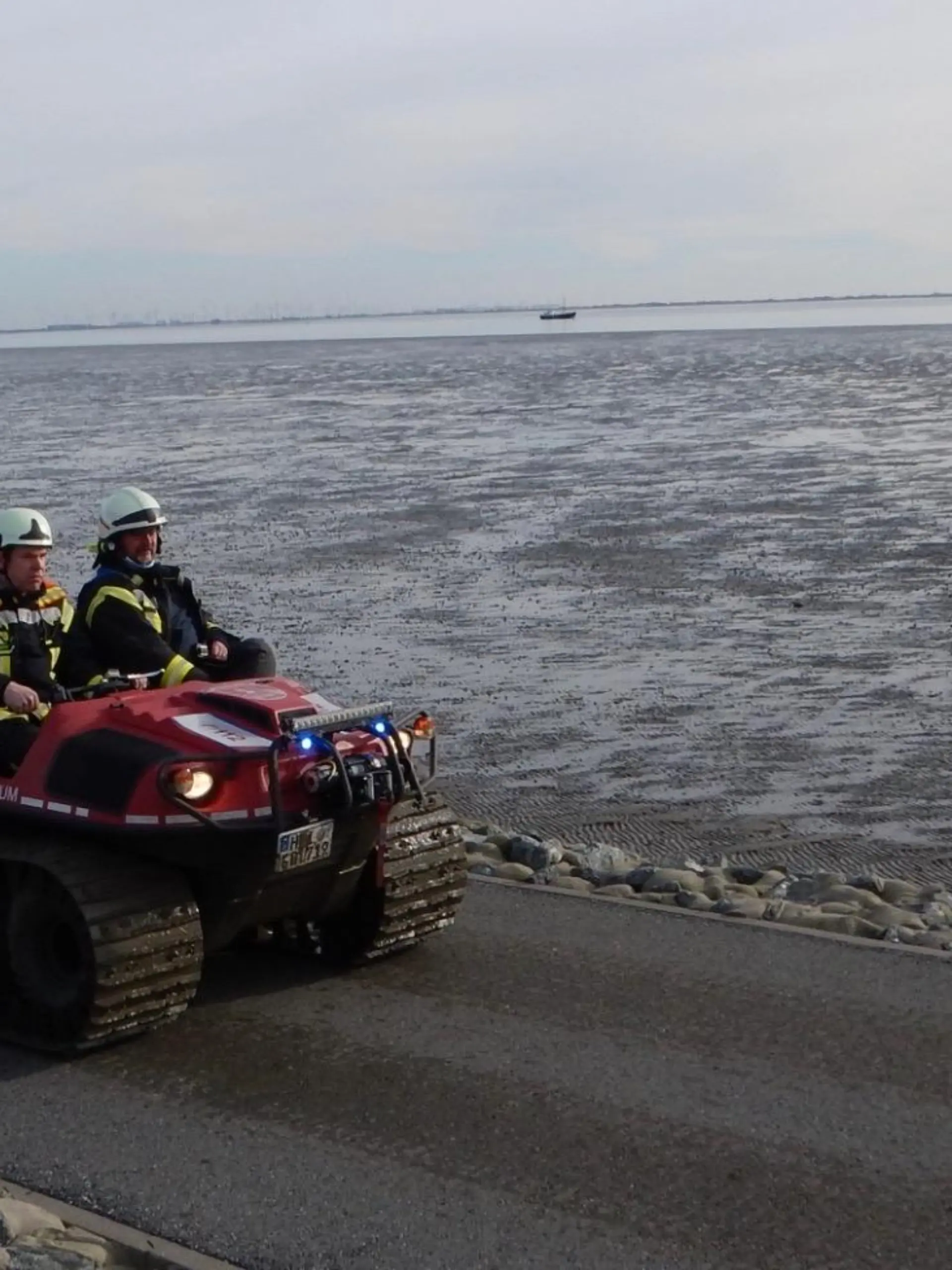 Mit dem Amphibienfahrzeug ARGO gelang es der Feuerwehr Büsum zu der Person im Watt vorzudringen.
