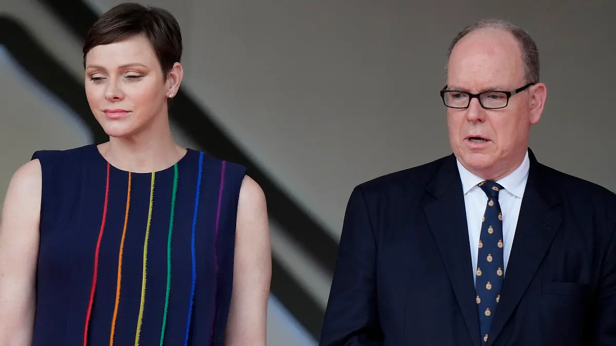 28.05.2023, Monaco: Motorsport: Formel-1-Weltmeisterschaft, Grand Prix von Monaco. Fürst Albert II. von Monaco und seine Frau Fürstin Charlene stehen vor der Übergabe der Trophäe am Rande der Rennstrecke Foto: Luca Bruno/AP +++ dpa-Bildfunk +++