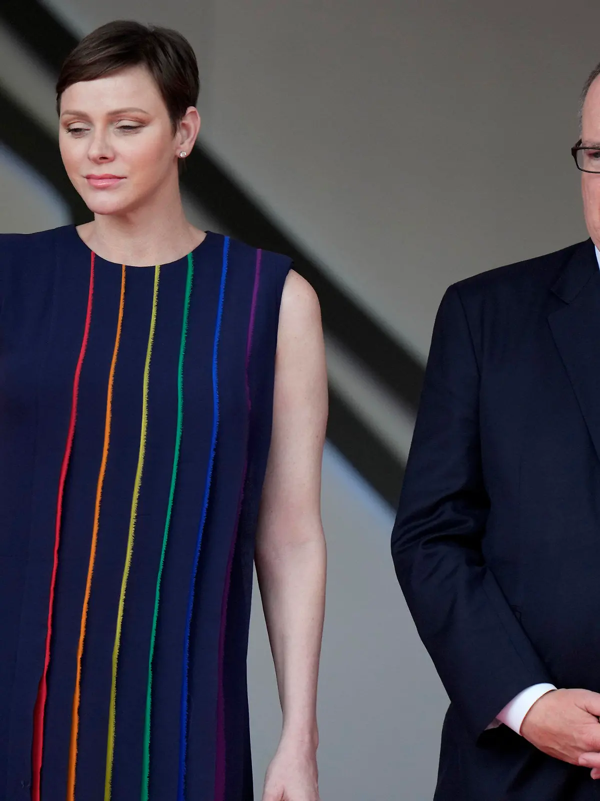 28.05.2023, Monaco: Motorsport: Formel-1-Weltmeisterschaft, Grand Prix von Monaco. Fürst Albert II. von Monaco und seine Frau Fürstin Charlene stehen vor der Übergabe der Trophäe am Rande der Rennstrecke Foto: Luca Bruno/AP +++ dpa-Bildfunk +++