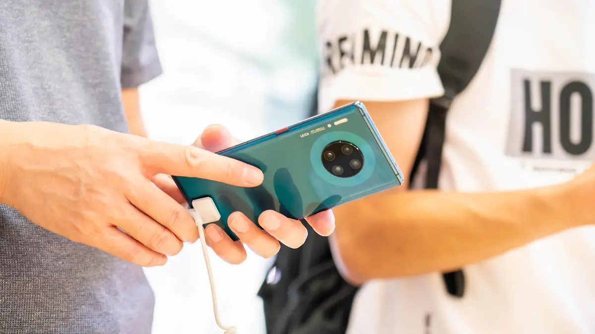 September 20, 2019, Shanghai, China: A male customer looks at the Huawei Mate 30 Pro smartphone at a Huawei retail store on East Nanjing Road in Shanghai..Huawei unveiled its flagship Mate 30 Series in Munich, Germany on 19th September 2019. Shanghai China PUBLICATIONxINxGERxSUIxAUTxONLY - ZUMAs197 20190920_zaa_s197_396 Copyright: xAlexxTaix