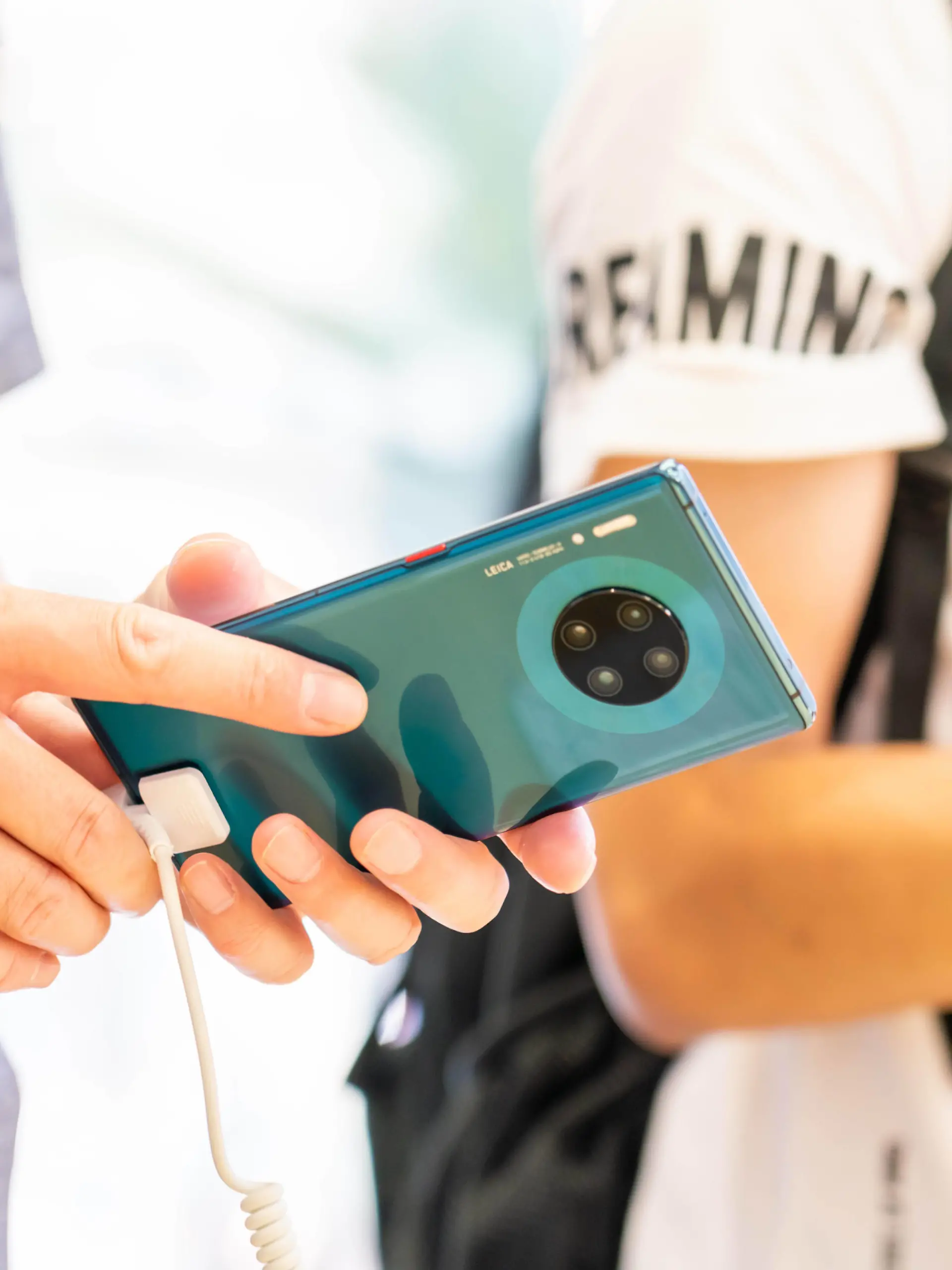  September 20, 2019, Shanghai, China: A male customer looks at the Huawei Mate 30 Pro smartphone at a Huawei retail store on East Nanjing Road in Shanghai..Huawei unveiled its flagship Mate 30 Series in Munich, Germany on 19th September 2019. Shanghai China PUBLICATIONxINxGERxSUIxAUTxONLY - ZUMAs197 20190920_zaa_s197_396 Copyright: xAlexxTaix