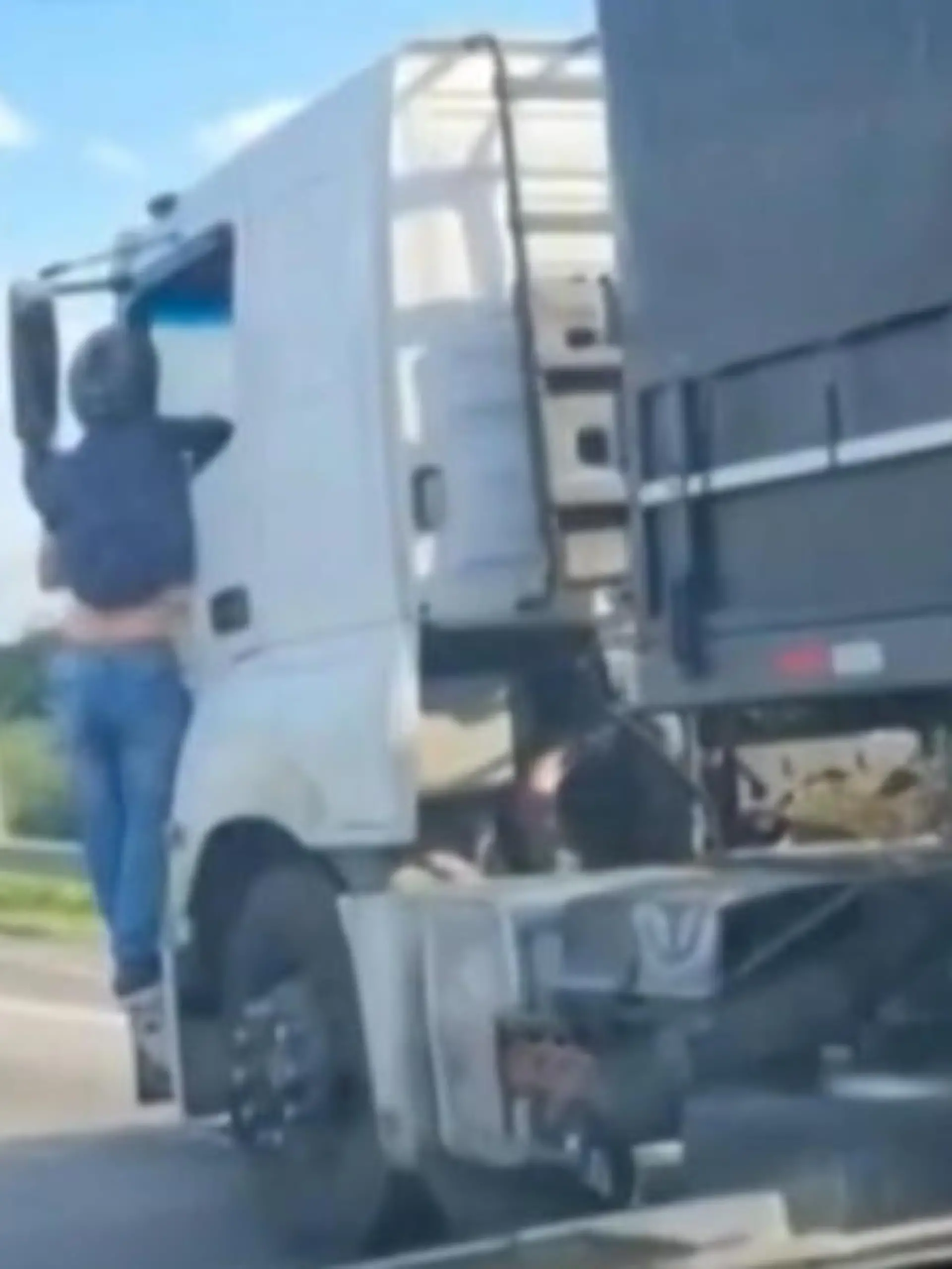 Dramatische Bilder aus Brasilien, aufgenommen von einer Kamera aus einem vorbeifahrenden Auto. Anderson Antonio Pereira klammert sich außen am Spiegel und der Tür eines Lastwagens fest, der keine Anstalten macht, anzuhalten. Es ist eine tragische Geschichte. Der Mann an der Tür hat soeben seine Frau verloren. Sie stirbt bei einem Unfall – verschuldet vom Fahrer des Lasters.