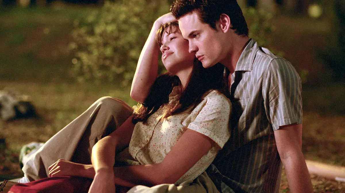 Eigentlich passen Jamie Sullivan und Landon Carter in „Nur mit dir“ gar nicht zusammen. Doch die beiden kommen einfach nicht voneinander los.