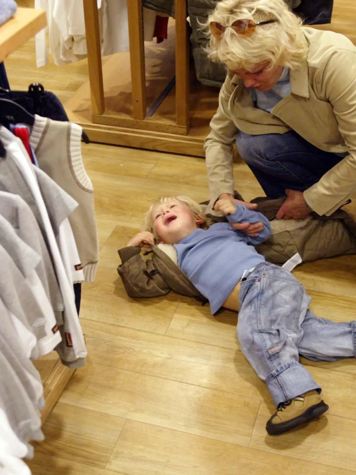 Nicht einfach für die Mutter: Ein kleines Kind hat sich mitten in einem Modegeschäft schreiend auf den Boden geworfen und will nicht mehr aufstehen. (Aufnahme vom 7.9.2003).