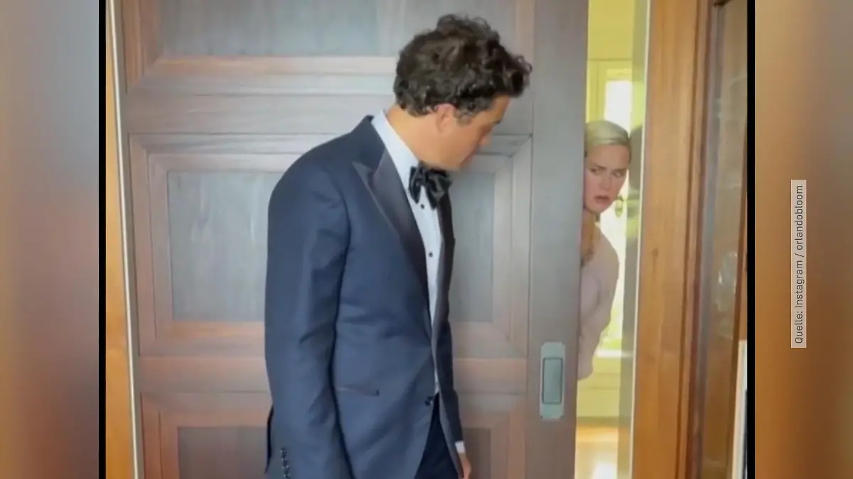 Orlando Bloom und Katy Perry machen Späßchen Geht Orlando mit Anzug & Fliege an den Strand?