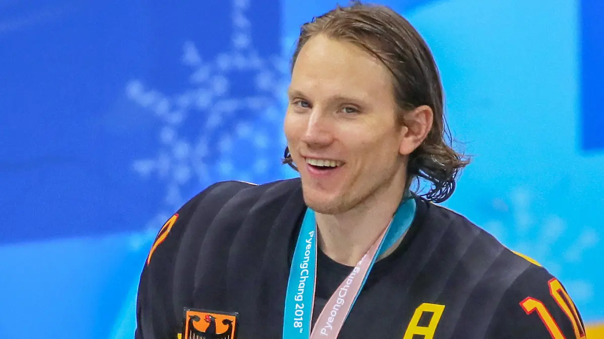 ARCHIV - 25.02.2018, Südkorea, Gangneung: Olympia, Eishockey: Herren, Finale, OAR - Deutschland, Gangneung-Hockey-Zentrum: Christian Ehrhoff aus Deutschland hat nach der Siegerehrung die Silbermedaille umhängen. Der 40 Jahre alte Olympia-Zweite kehrt für seinen Heimatverein Krefeld Pinguine zurück aufs Eis. (zu dpa: «Ehrhoff-Comeback für Krefeld Pinguine in der zweiten Liga») Foto: Michael Kappeler/dpa +++ dpa-Bildfunk +++