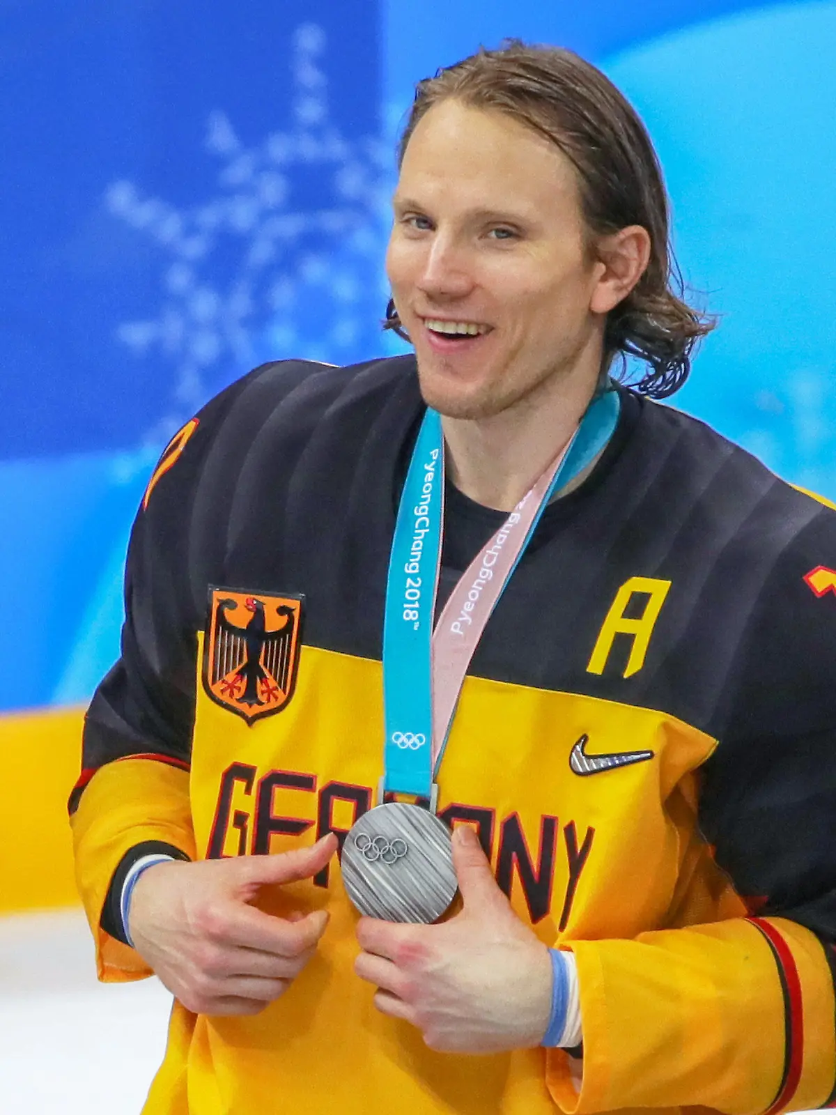 ARCHIV - 25.02.2018, Südkorea, Gangneung: Olympia, Eishockey: Herren, Finale, OAR - Deutschland, Gangneung-Hockey-Zentrum: Christian Ehrhoff aus Deutschland hat nach der Siegerehrung die Silbermedaille umhängen. Der 40 Jahre alte Olympia-Zweite kehrt für seinen Heimatverein Krefeld Pinguine zurück aufs Eis. (zu dpa: «Ehrhoff-Comeback für Krefeld Pinguine in der zweiten Liga») Foto: Michael Kappeler/dpa +++ dpa-Bildfunk +++