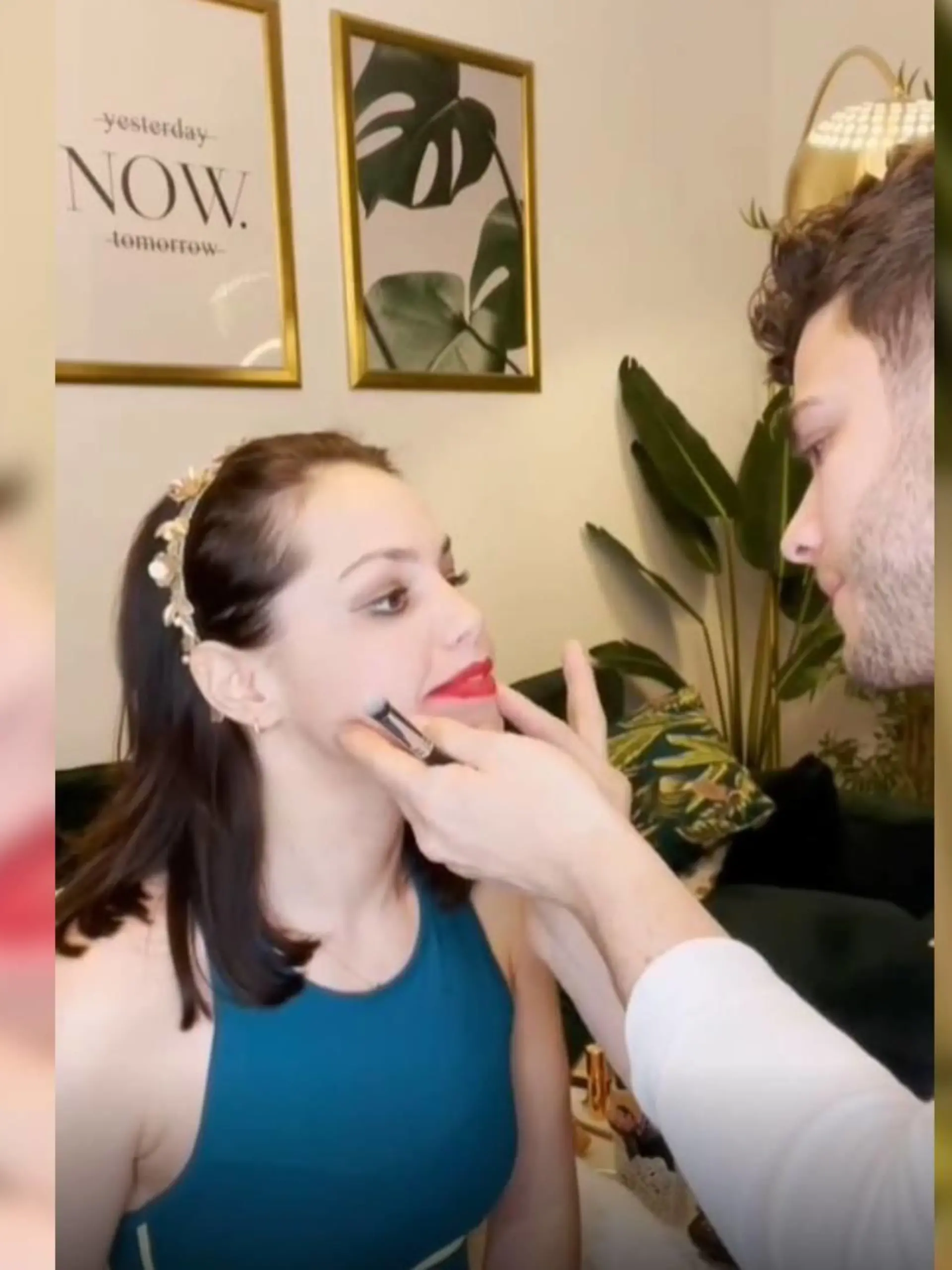 Beauty-Session bei Christina Luft und Luca Hänni: Der Sänger schminkt seine Freundin.