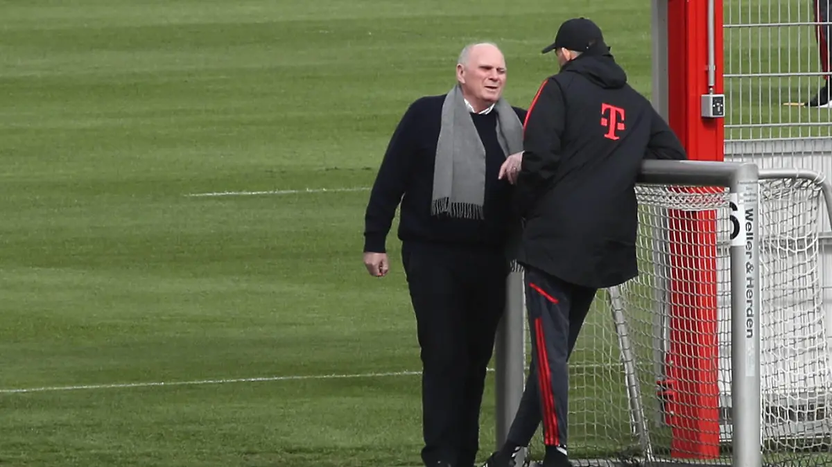 München, Deutschland 26. April 2023: Fussball, Herren, Saison 2022/2023, FC Bayern München, Säbener Strasse, Trainingsgelände, Training Uli Hoeneß, Hoeness, stellv. Vorstandsvorsitzender FC Bayern München li. mit Thomas Tuchel, Trainer FC Bayern München re. im Gespräch *** Munich, Germany 26 April 2023 football, men, season 2022 2023, FC Bayern Munich, Säbener Strasse, training ground, training Uli Hoeneß, Hoeness, deputy chairman of the board FC Bayern Munich li with Thomas Tuchel, coach FC Bayern Munich re in discussion