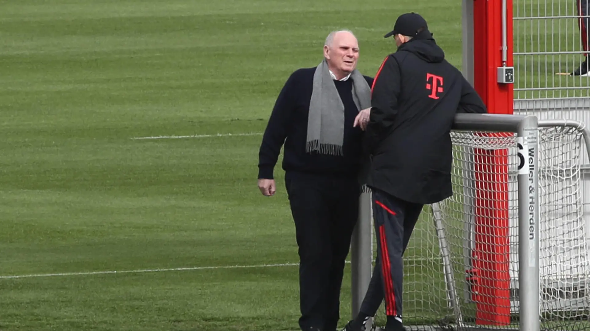 München, Deutschland 26. April 2023: Fussball, Herren, Saison 2022/2023, FC Bayern München, Säbener Strasse, Trainingsgelände, Training Uli Hoeneß, Hoeness, stellv. Vorstandsvorsitzender FC Bayern München li. mit Thomas Tuchel, Trainer FC Bayern München re. im Gespräch *** Munich, Germany 26 April 2023 football, men, season 2022 2023, FC Bayern Munich, Säbener Strasse, training ground, training Uli Hoeneß, Hoeness, deputy chairman of the board FC Bayern Munich li with Thomas Tuchel, coach FC Bayern Munich re in discussion