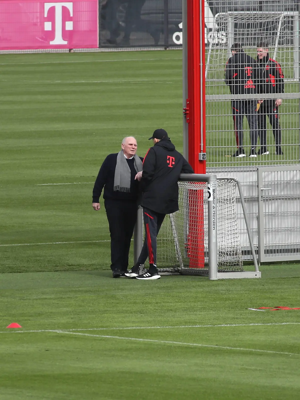 München, Deutschland 26. April 2023: Fussball, Herren, Saison 2022/2023, FC Bayern München, Säbener Strasse, Trainingsgelände, Training Uli Hoeneß, Hoeness, stellv. Vorstandsvorsitzender FC Bayern München li. mit Thomas Tuchel, Trainer FC Bayern München re. im Gespräch *** Munich, Germany 26 April 2023 football, men, season 2022 2023, FC Bayern Munich, Säbener Strasse, training ground, training Uli Hoeneß, Hoeness, deputy chairman of the board FC Bayern Munich li with Thomas Tuchel, coach FC Bayern Munich re in discussion