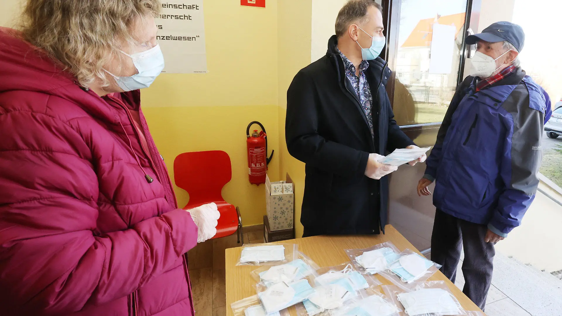 06.03.2021, Thüringen, Weimar: Petra Seidel (l-r), Ortsteilbürgermeisterin des Weimarer Stadtteils Legefeld, und Peter Kleine (Parteilos), Oberbürgermeister von Weimar, verteilen kostenlose OP-Masken und FFP2-Masken an die Einwohner der Stadt. Foto: Bodo Schackow/dpa-Zentralbild/dpa +++ dpa-Bildfunk +++