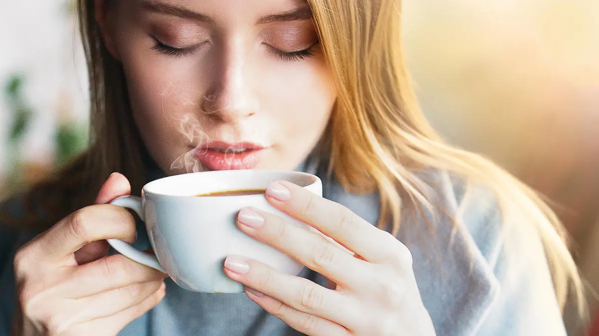 Frau trinkt Kaffee