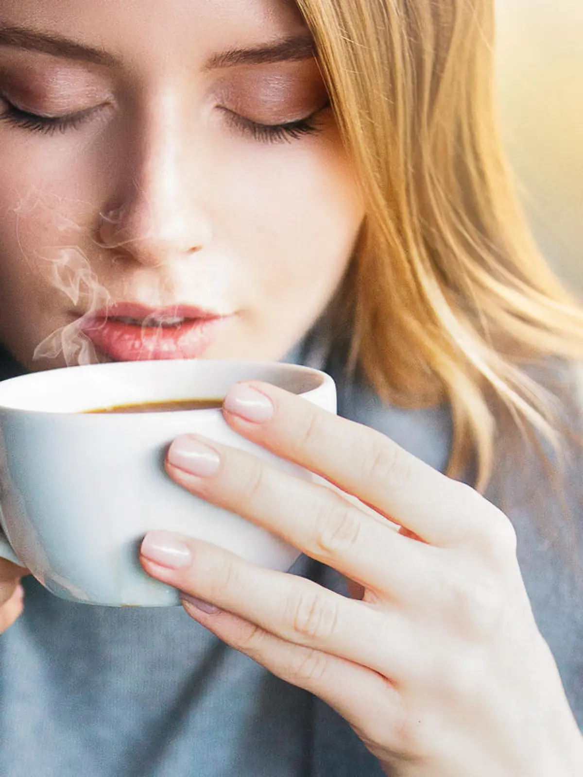 Frau trinkt Kaffee
