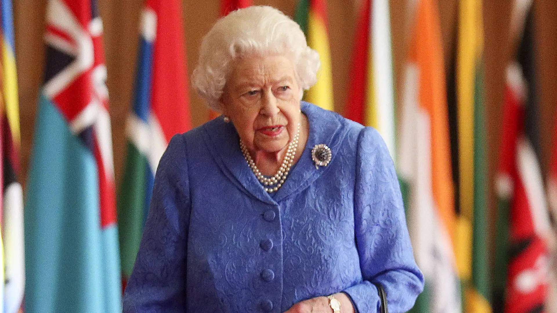 06.03.2021, Großbritannien, Windsor: Die britische Königin Elizabeth II. geht im Rahmen des Commonwealth-Tages in der St. George's Hall auf Schloss Windsor an den Flaggen der Mitgliedsländer des Commonwealth vorbei. Foto: Steve Parsons/PA Wire/dpa +++ dpa-Bildfunk +++