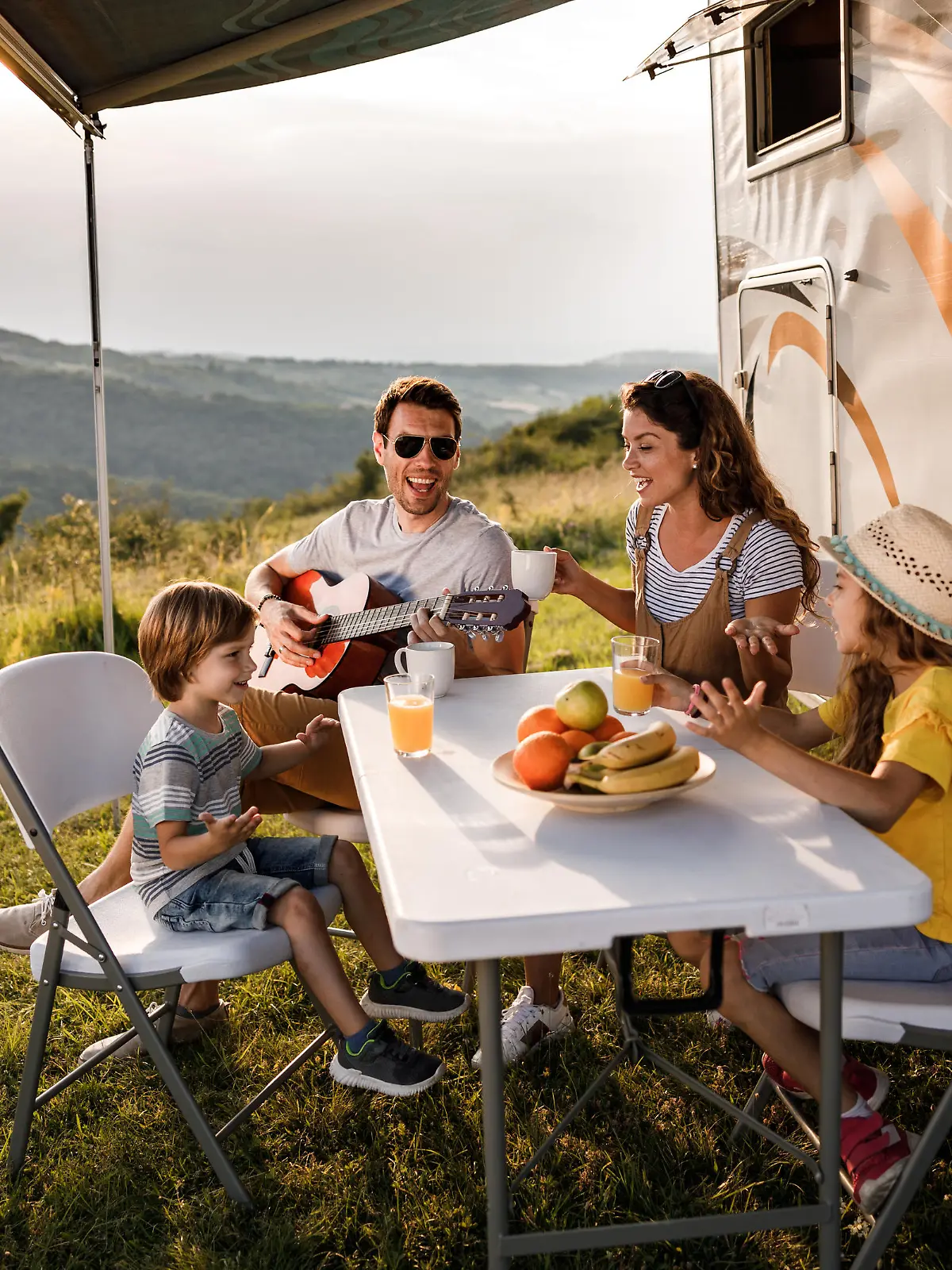 Familie mit Wohnmobil