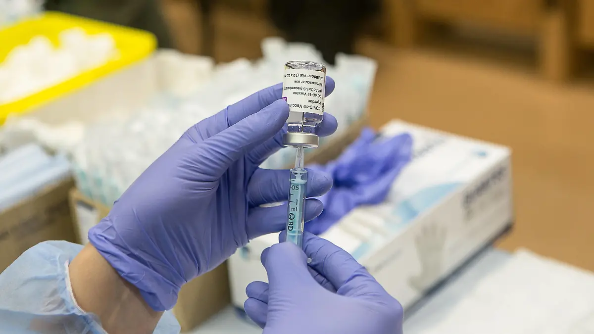 A healthcare professional holds a vial of the AstraZeneca vaccine against COVID-19 at the Hospital de M rida, Extremadura Spain, on 1 March 2021. The Covid-19 vaccination of teachers in Extremadura begins this afternoon with the administration of the first dose to about 140 pre-school and primary school teachers under the age of 55 who work in the health area of Merida. The vaccination will be the starting point of the administration of doses from now on and in a progressive to the rest of the group of teachers in the community. 01 MARCH 2021EXTREMADURATEACHERSTEACHINGVACCINATIONVACCINESCORONAVIRUSCOVID-19EDUCATION Jorge Armestar / LagenciaEP 03/01/2021 MERIDA, EXTREMADURA MERIDA, EXTREMADURA Spain Copyright: xJorgexArmestarx 3586879