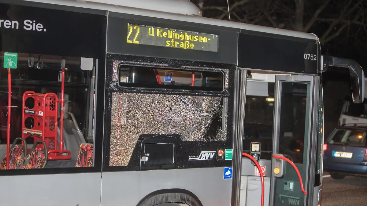  Auf Linienbus geschossen - Großer Polizeieinsatz in Lurup 09.03.21 - Hamburg: Am Dienstagabend kam es in Hamburg-Lurup zu einem größeren Polizeieinsatz. Auf einen Linienbus des VHH wurde augenscheinlich geschossen Ein Loch in einer vorderen Scheibe zeigt deutliche Spuren. Die Polizei war anschließend mit einem Großaufgebot vor Ort. Ein Hubschrauber kreiste in der Luft. Spezialkräfte durchsuchten einen Kleingartenverein. Verletzt wurde niemand. Hamburg Lurup Deutschland *** Shot at bus Large police operation in Lurup 09 03 21 Hamburg On Tuesday evening there was a large police operation in Hamburg Lurup A bus of the VHH was apparently shot at A hole in a front window shows clear traces The police were then on the scene with a large c Copyright: xSebastianxPetersx