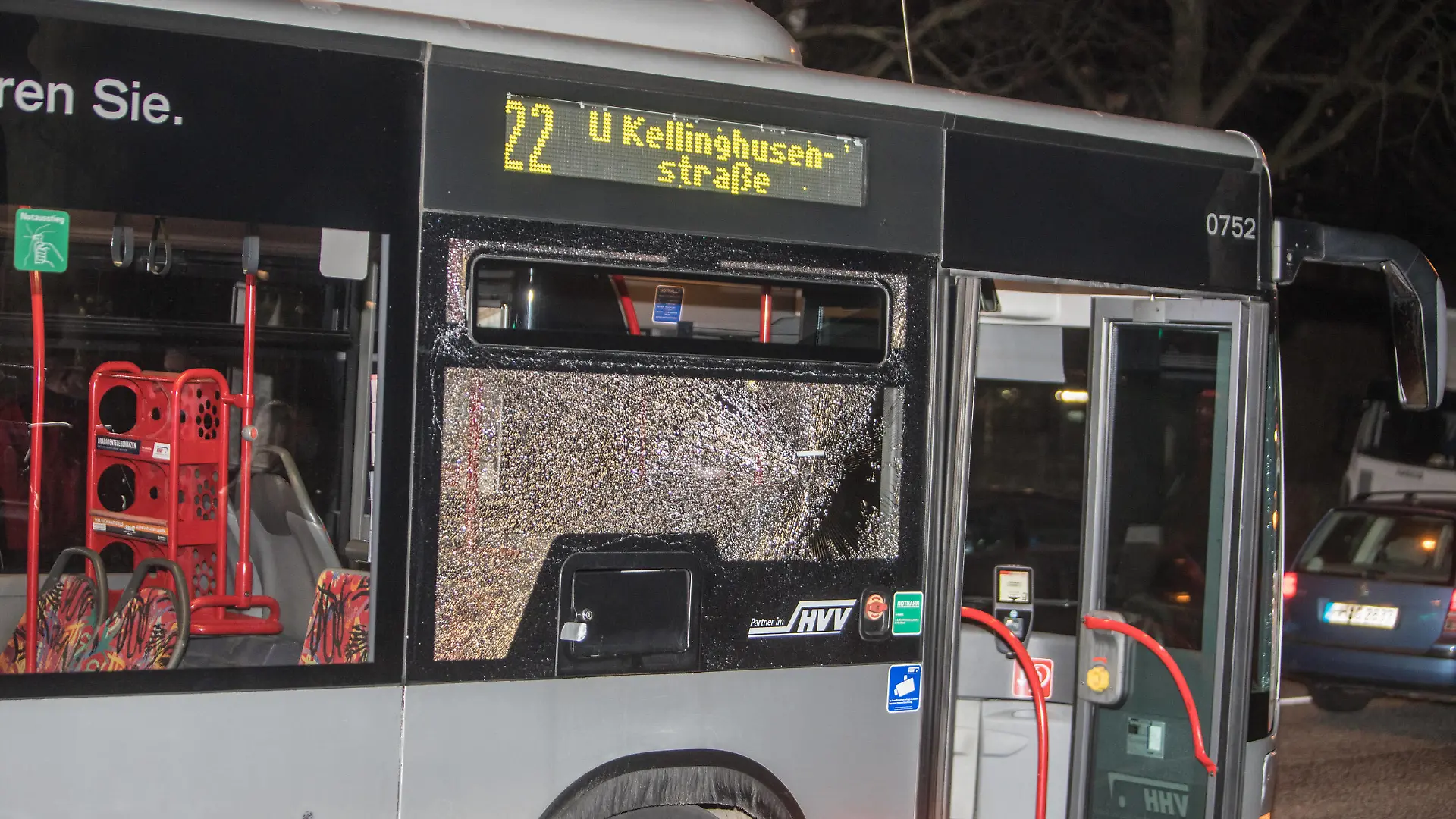 Auf Linienbus geschossen - Großer Polizeieinsatz in Lurup 09.03.21 - Hamburg: Am Dienstagabend kam es in Hamburg-Lurup zu einem größeren Polizeieinsatz. Auf einen Linienbus des VHH wurde augenscheinlich geschossen Ein Loch in einer vorderen Scheibe zeigt deutliche Spuren. Die Polizei war anschließend mit einem Großaufgebot vor Ort. Ein Hubschrauber kreiste in der Luft. Spezialkräfte durchsuchten einen Kleingartenverein. Verletzt wurde niemand. Hamburg Lurup Deutschland *** Shot at bus Large police operation in Lurup 09 03 21 Hamburg On Tuesday evening there was a large police operation in Hamburg Lurup A bus of the VHH was apparently shot at A hole in a front window shows clear traces The police were then on the scene with a large c Copyright: xSebastianxPetersx