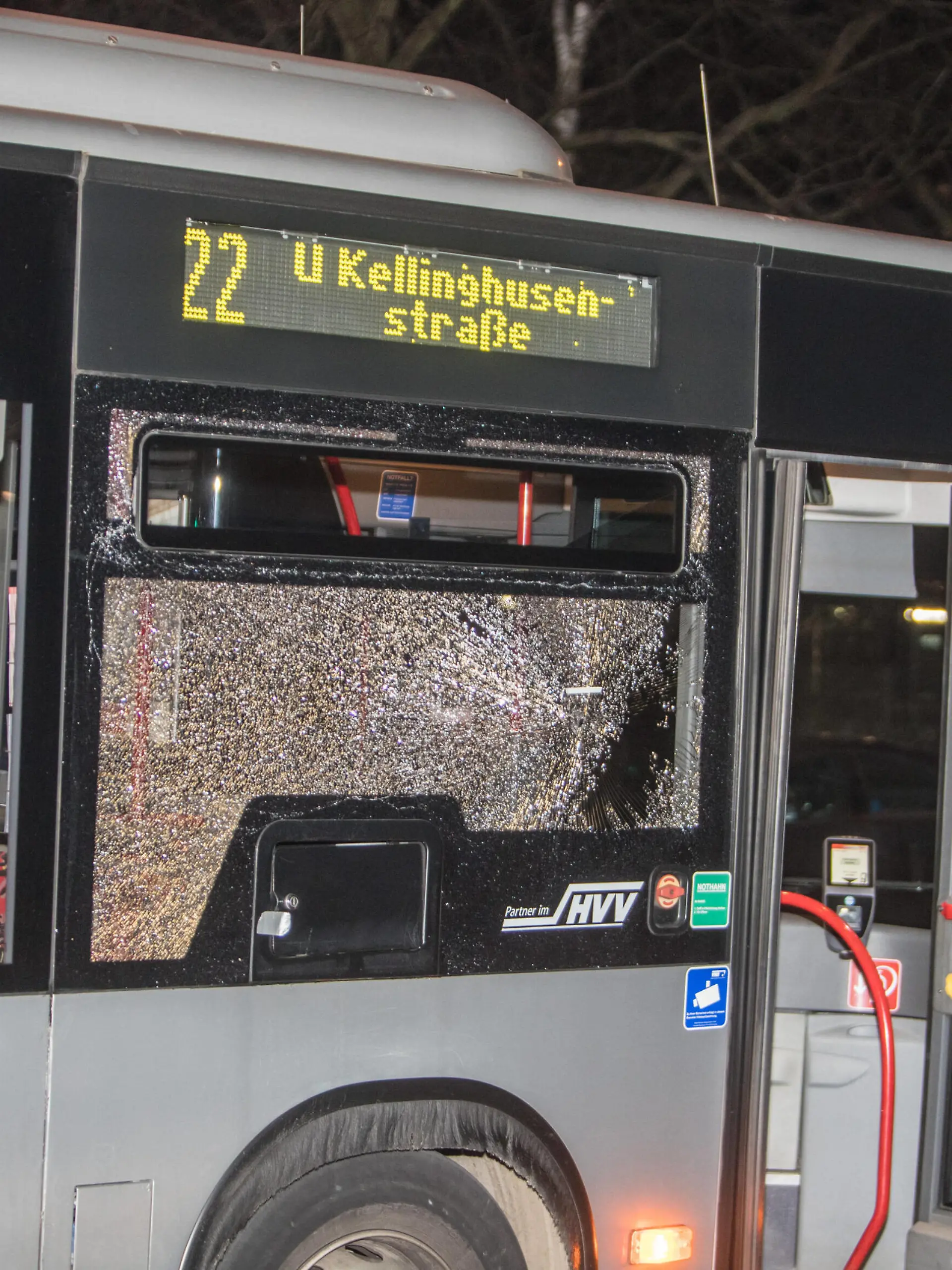  Auf Linienbus geschossen - Großer Polizeieinsatz in Lurup 09.03.21 - Hamburg: Am Dienstagabend kam es in Hamburg-Lurup zu einem größeren Polizeieinsatz. Auf einen Linienbus des VHH wurde augenscheinlich geschossen Ein Loch in einer vorderen Scheibe zeigt deutliche Spuren. Die Polizei war anschließend mit einem Großaufgebot vor Ort. Ein Hubschrauber kreiste in der Luft. Spezialkräfte durchsuchten einen Kleingartenverein. Verletzt wurde niemand. Hamburg Lurup Deutschland *** Shot at bus Large police operation in Lurup 09 03 21 Hamburg On Tuesday evening there was a large police operation in Hamburg Lurup A bus of the VHH was apparently shot at A hole in a front window shows clear traces The police were then on the scene with a large c Copyright: xSebastianxPetersx