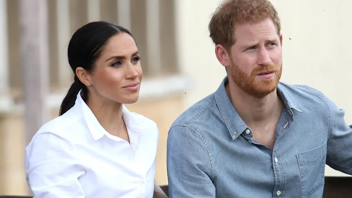 ARCHIV - 17.10.2018, Australien, Dubbo: Prinz Harry und Herzogin Meghan besuchen die Familie Woodley auf der von einer schweren Dürre betroffenen Farm von Mountain View. Im Streit um Paparazzi-Fotos ihres Sohnes haben Prinz Harry und Herzogin Meghan einen wichtigen Sieg eingefahren. Foto: Chris Jackson/Press Association/dpa +++ dpa-Bildfunk +++