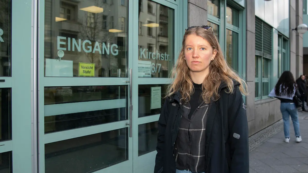 26.04.2023, Berlin: Maya, eine Umwelt-Aktivistin der Gruppe Letzte Generation, steht vor dem Gebäude des Amtsgerichtes. Dort muss sie sich wegen einer Klebeaktion in einem Berliner Museum verantworten. Foto: Paul Zinken/dpa +++ dpa-Bildfunk +++