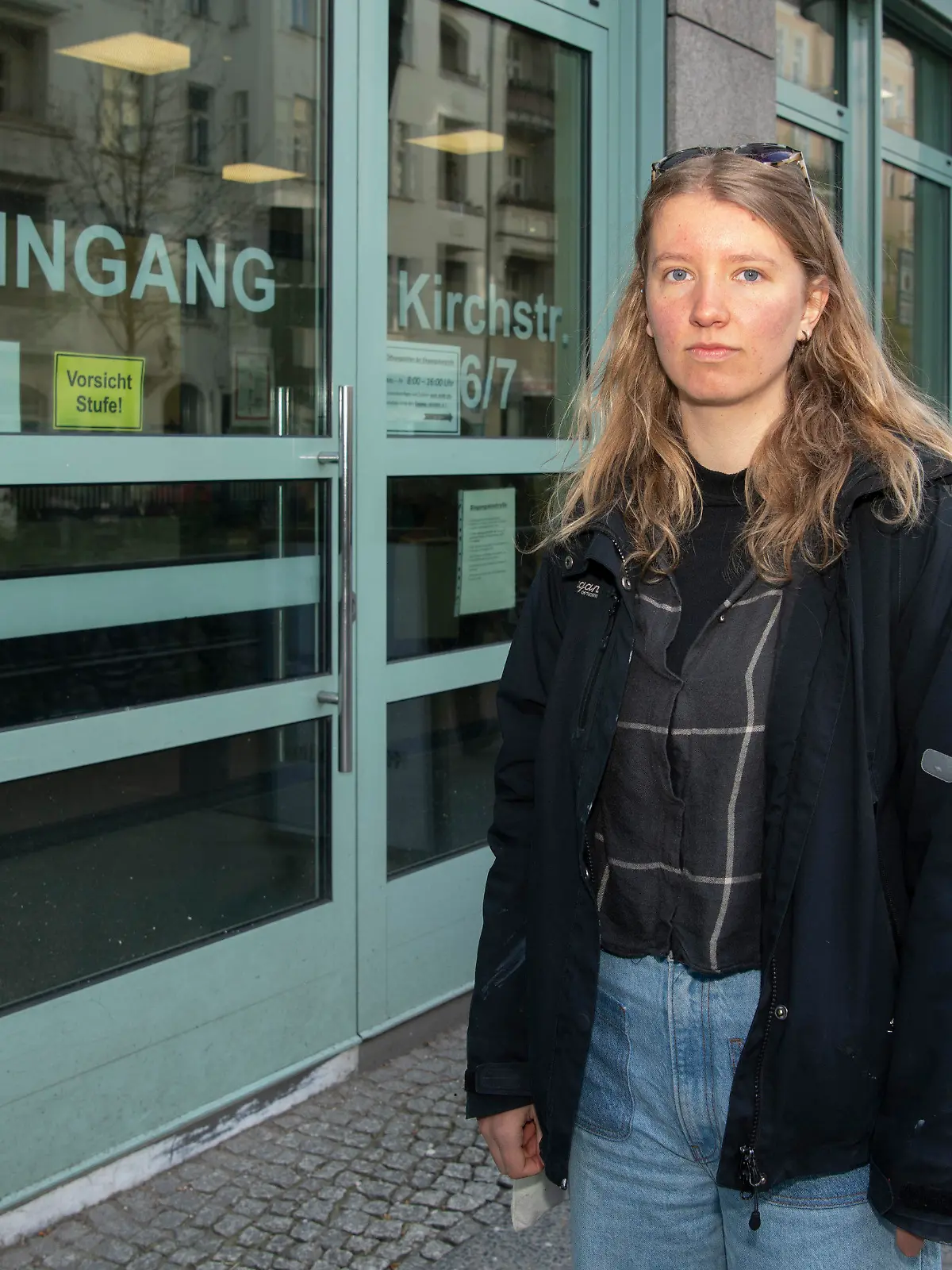 26.04.2023, Berlin: Maya, eine Umwelt-Aktivistin der Gruppe Letzte Generation, steht vor dem Gebäude des Amtsgerichtes. Dort muss sie sich wegen einer Klebeaktion in einem Berliner Museum verantworten. Foto: Paul Zinken/dpa +++ dpa-Bildfunk +++