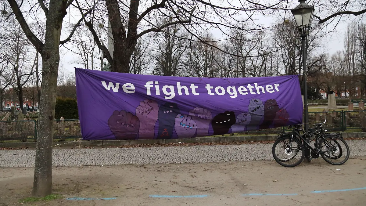 We Fight Together steht auf einem Banner während einer feministischen Kundgebung anlässlich des Frauentags auf dem Bassinplatz in Potsdam, 7. März 2021. Feminist Action Day in Potsdam *** We Fight Together is written on a banner during a feminist rally to mark Womens Day at Bassinplatz in Potsdam, 7 March 2021 Feminist Action Day in Potsdam.