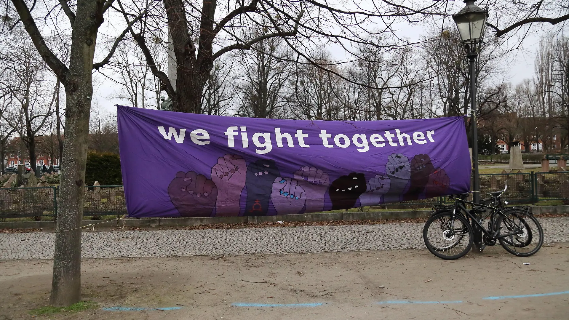 We Fight Together steht auf einem Banner während einer feministischen Kundgebung anlässlich des Frauentags auf dem Bassinplatz in Potsdam, 7. März 2021. Feminist Action Day in Potsdam *** We Fight Together is written on a banner during a feminist rally to mark Womens Day at Bassinplatz in Potsdam, 7 March 2021 Feminist Action Day in Potsdam.