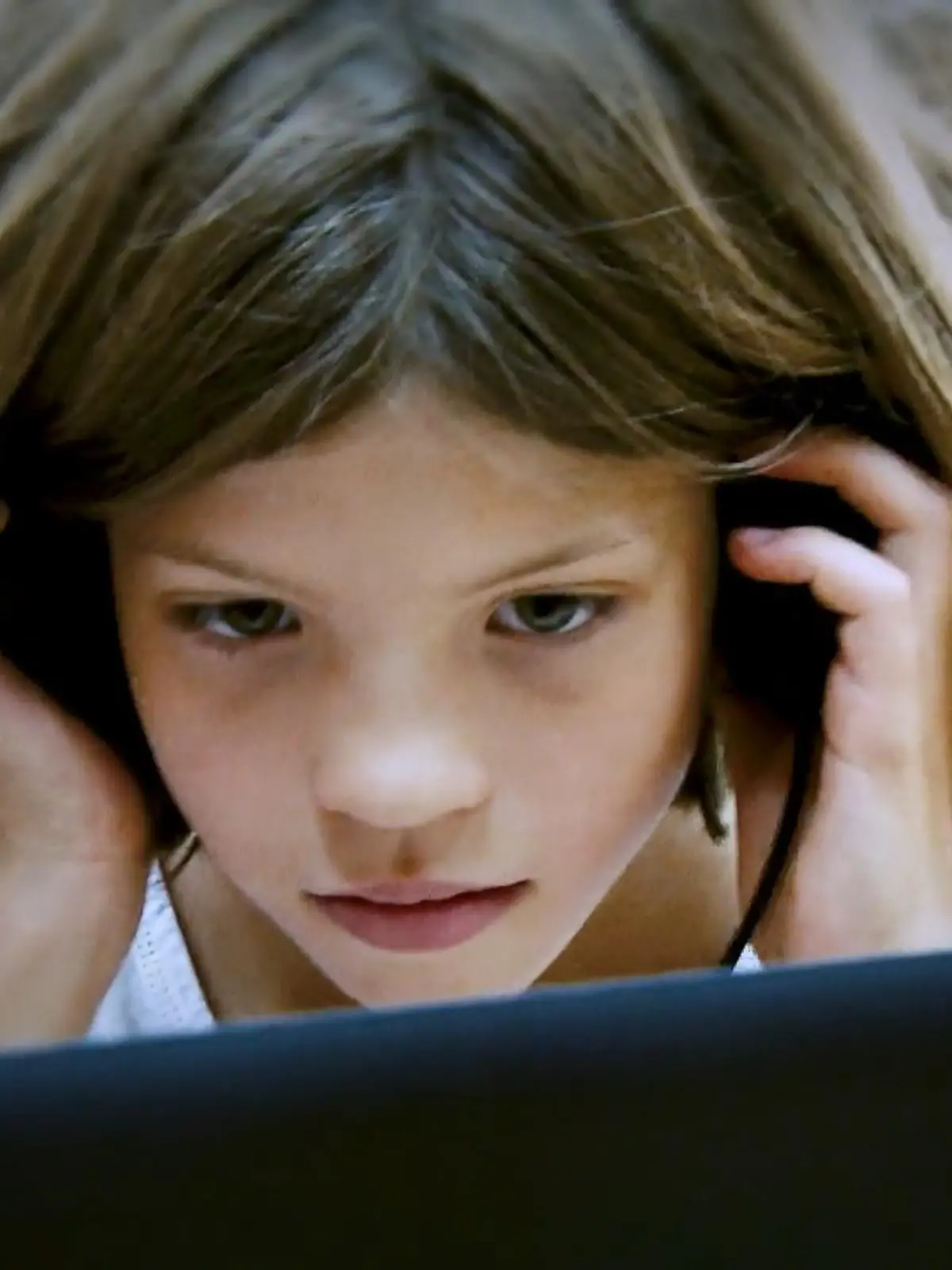 Es muss etwas geschehen, um die Plattform-Betreiber mehr in die Pflicht zu nehmen und um unsere Kinder und Jugendlichen im Netz besser zu schützen! Cyber-Kriminologe Dr. Rüdiger empfiehlt, Taten von Pädokriminellen im Internet genauso konsequent zu behandeln wie unsere physische Realität. Daraus ergeben sich ganz konkrete Forderungen für mehr Sicherheit im Netz - im Video!