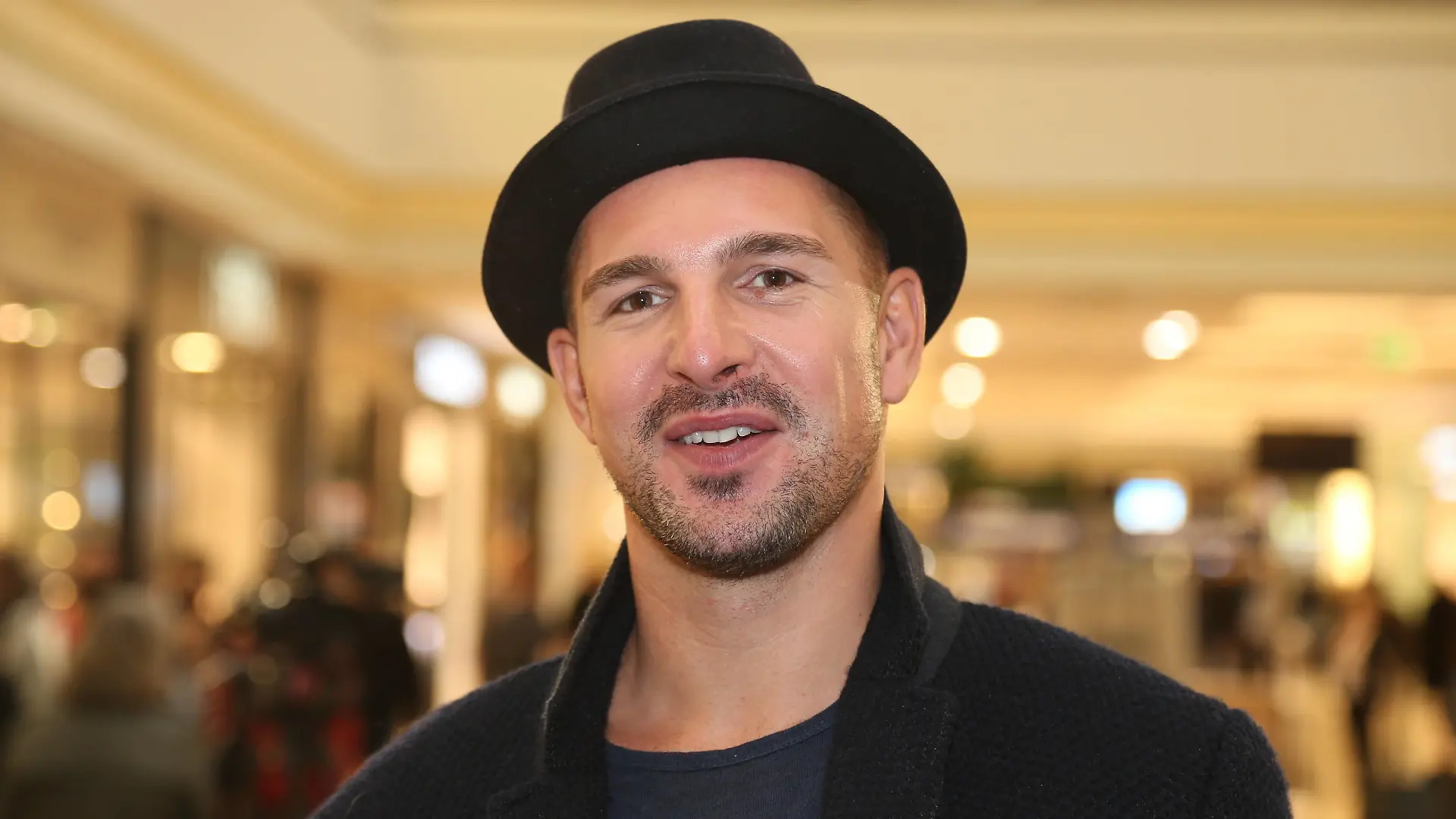 Hamburg Schauspieler und Tänzer Benjamin Piwko stellt sein Buch Man hört nur mit dem Herzen gut im AEZ Alstertal Einkaufszentrum vor, am verkaufsoffenen Sonntag hält der gehörlose Finalist aus der Fernsehshow Let s Dance eine Lesung im Einkaufszentrum in Hamburg Poppenbüttel 25.10.2020 *** Hamburg actor and dancer Benjamin Piwko presents his book Man hört nur mit dem Herzen gut in the AEZ Alstertal shopping centre, on Sunday, when the shop is open, the deaf finalist from the TV show Let s Dance will give a reading in the shopping centre in Hamburg Poppenbüttel 25 10 2020