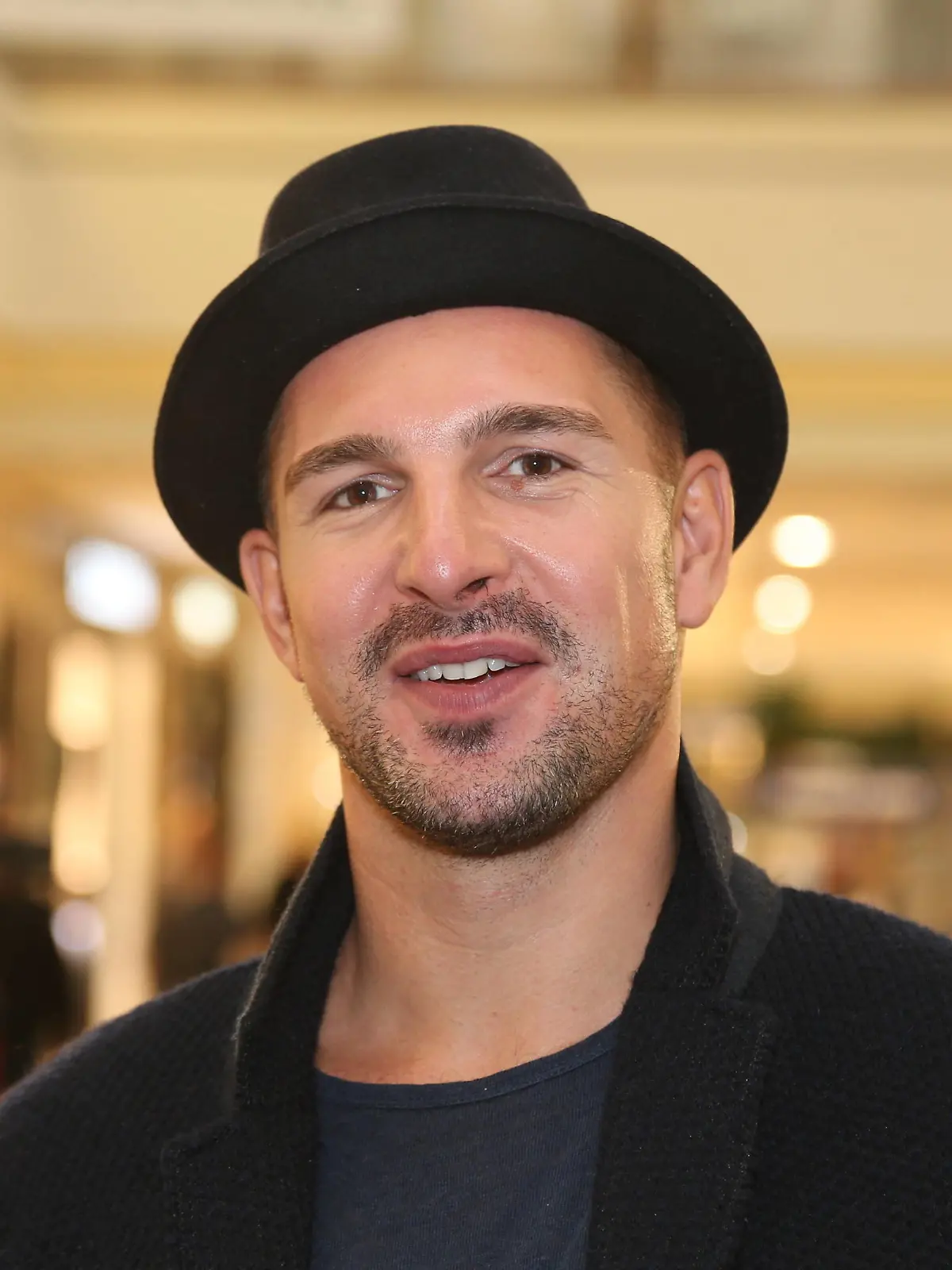  Hamburg Schauspieler und Tänzer Benjamin Piwko stellt sein Buch Man hört nur mit dem Herzen gut im AEZ Alstertal Einkaufszentrum vor, am verkaufsoffenen Sonntag hält der gehörlose Finalist aus der Fernsehshow Let s Dance eine Lesung im Einkaufszentrum in Hamburg Poppenbüttel 25.10.2020 *** Hamburg actor and dancer Benjamin Piwko presents his book Man hört nur mit dem Herzen gut in the AEZ Alstertal shopping centre, on Sunday, when the shop is open, the deaf finalist from the TV show Let s Dance will give a reading in the shopping centre in Hamburg Poppenbüttel 25 10 2020