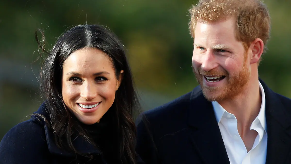 Der britische Prinz Harry und seine Verlobte, Meghan Markle, kommen am 01.12.2017 in Nottigham (Großbritannien) an der Nottingham Academy an. Prinz Harry und Meghan Markle haben sich am 01.12.2017 erstmals als verlobtes Paar der Öffentlichkeit präsentiert. Foto: Frank Augstein/AP/dpa +++(c) dpa - Bildfunk+++