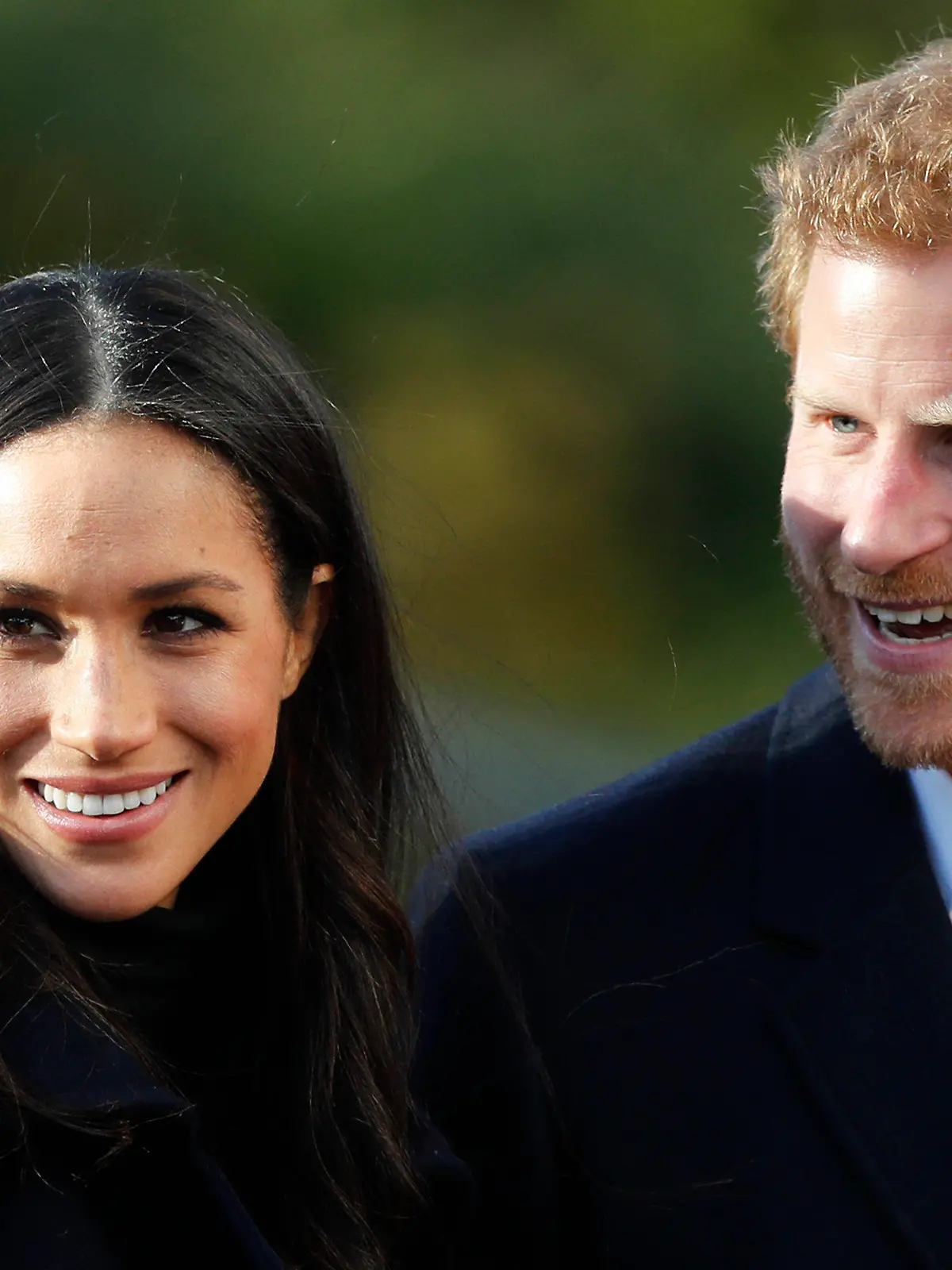 Der britische Prinz Harry und seine Verlobte, Meghan Markle, kommen am 01.12.2017 in Nottigham (Großbritannien) an der Nottingham Academy an. Prinz Harry und Meghan Markle haben sich am 01.12.2017 erstmals als verlobtes Paar der Öffentlichkeit präsentiert. Foto: Frank Augstein/AP/dpa +++(c) dpa - Bildfunk+++