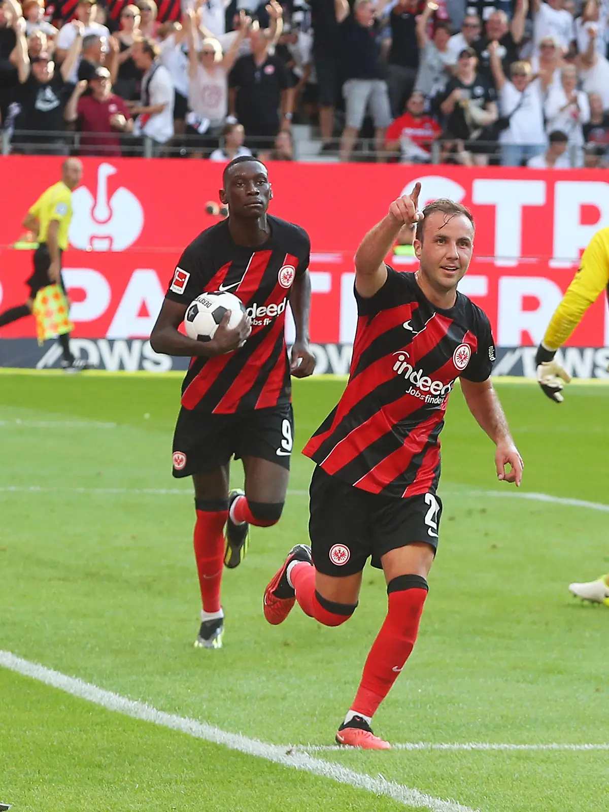 20.08.2023, xtvx, Fussball 1.Bundesliga, Eintracht Frankfurt - SV Darmstadt 98 emspor, v.l. Goal scored, Tor zum 1:0 Randal Kolo Muani Eintracht Frankfurt Randal Kolo Muani Eintracht Frankfurt Torjubel, Goal celebration, celebrate the goal, celebrates scoring Randal Kolo Muani Eintracht Frankfurt Mario Goetze Eintracht Frankfurt DFL/DFB REGULATIONS PROHIBIT ANY USE OF PHOTOGRAPHS as IMAGE SEQUENCES and/or QUASI-VIDEO Frankfurt am Main *** 20 08 2023, xtvx, football 1 Bundesliga, Eintracht Frankfurt SV Darmstadt 98 emspor, v l Goal scored, goal to 1 0 Randal Kolo Muani Eintracht Frankfurt Randal Kolo Muani Eintracht Frankfurt goal celebration, celebrate the goal, celebrates scoring Randal Kolo Muani Eintracht Frankfurt Mario Goetze Eintracht Frankfurt DFL DFB REGULATIONS PROHIBIT ANY USE OF PHOTOGRAPHS AS IMAGE SEQUENCES AND OR QUASI VIDEO Frankfurt am Main